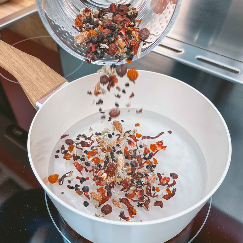 Mélange du sirop à boire dans la casserole - Plantes et Recettes