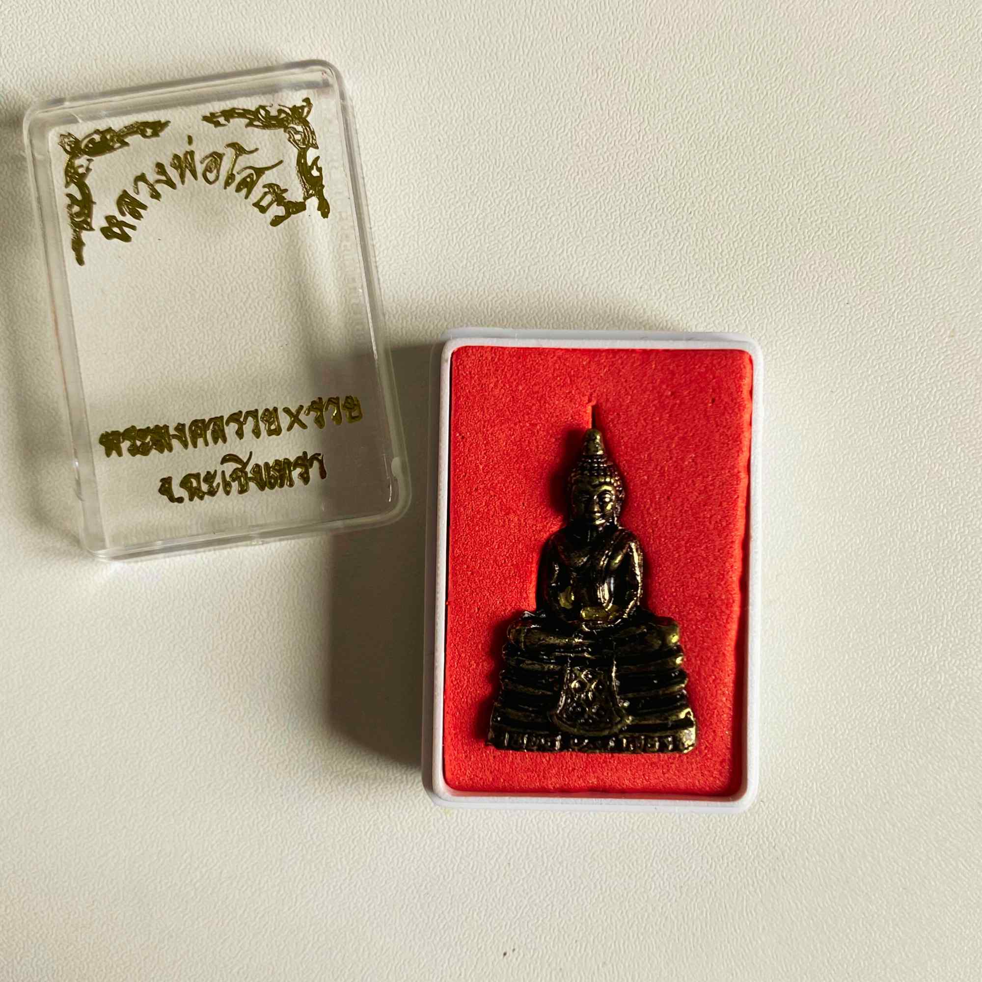 Amulette Luang Phor Sothon – Talisman bouddhiste pour examens, travail et chance, coffret ouvert