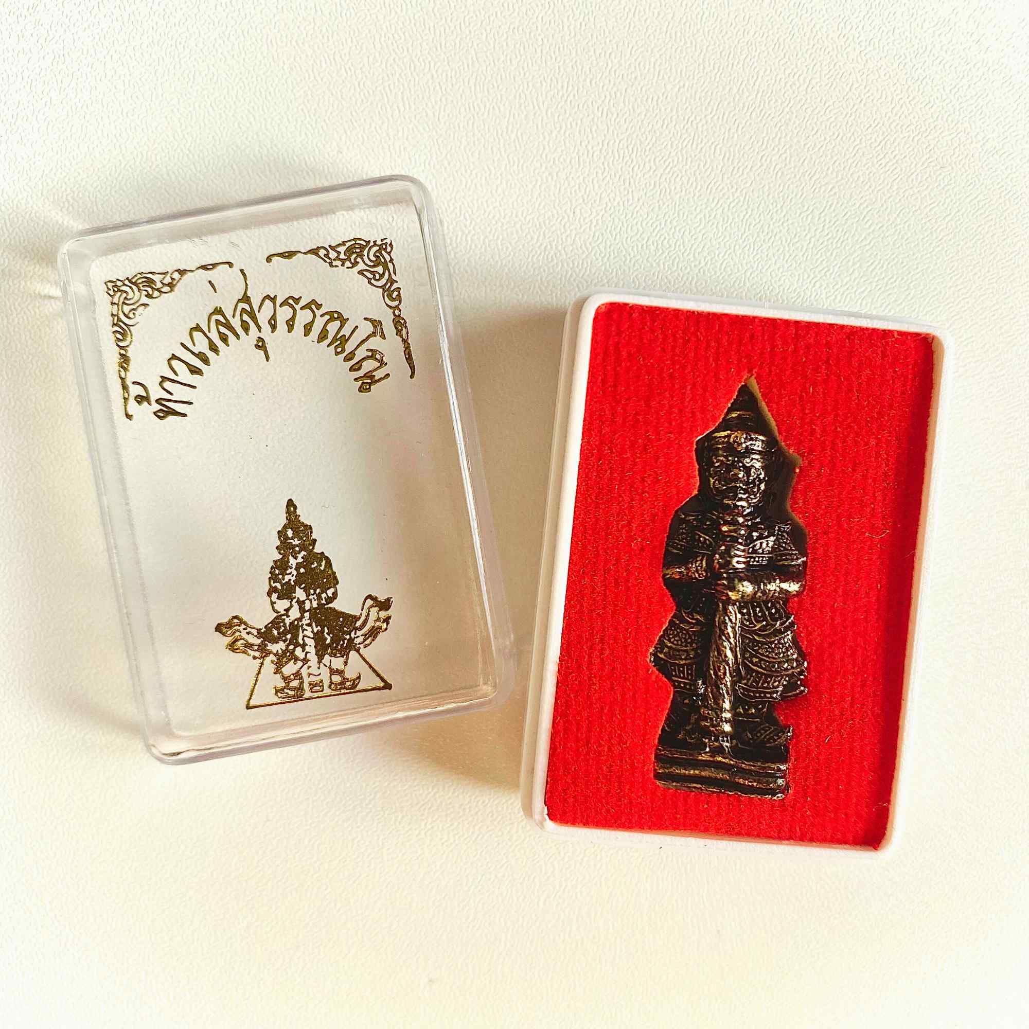 Amulette Vessavana – Talisman Thaïlandais de protection bénie au temple Chulamanee, coffret ouvert.
