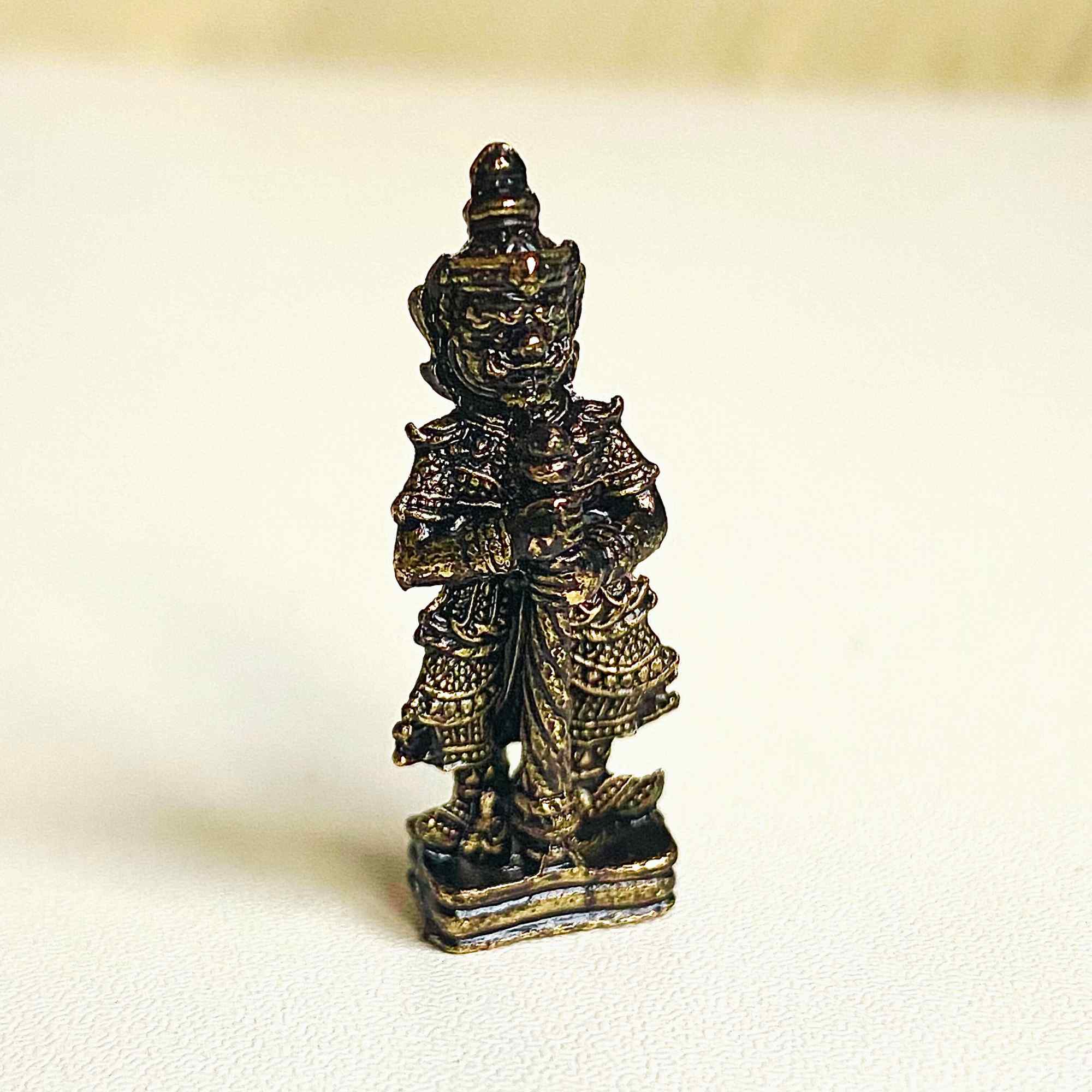 Amulette Vessavana – Talisman Thaïlandais de protection bénie au temple Chulamane, zoom
