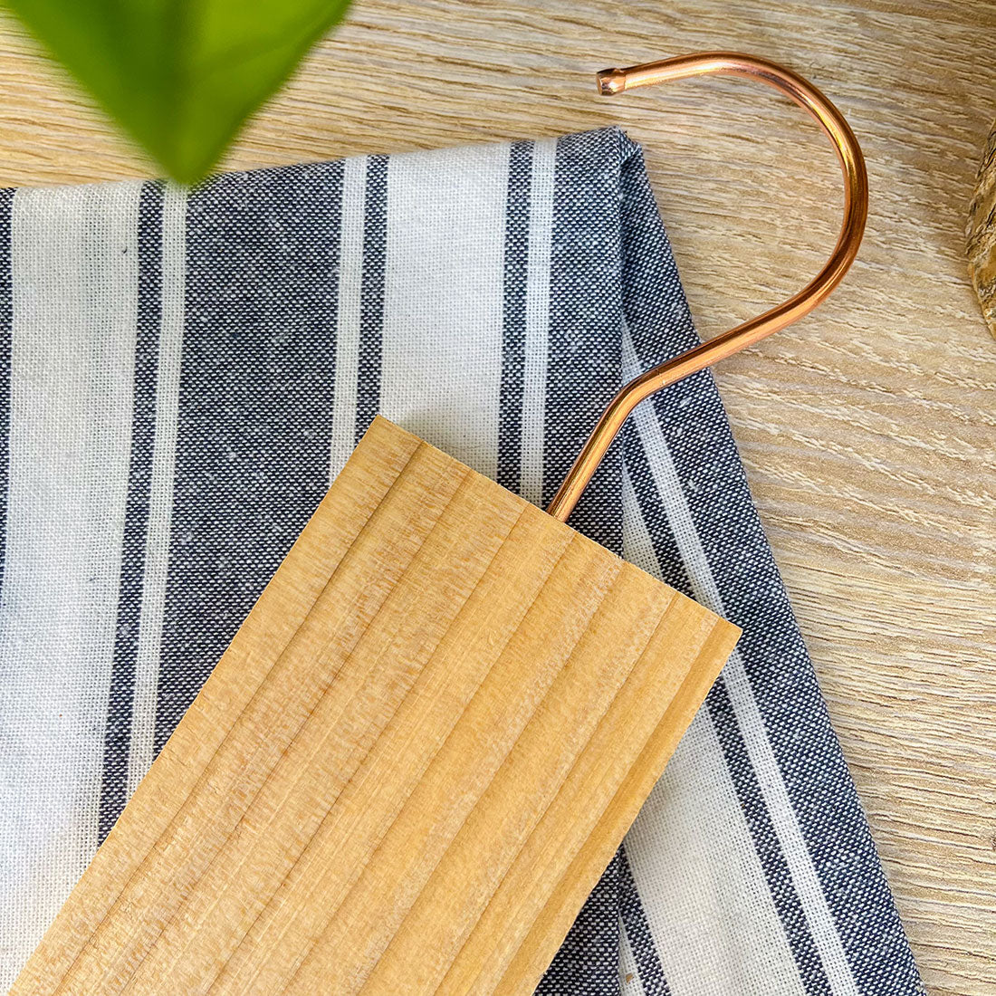 Cèdre antimites naturel avec crochet – Protection écologique pour penderie