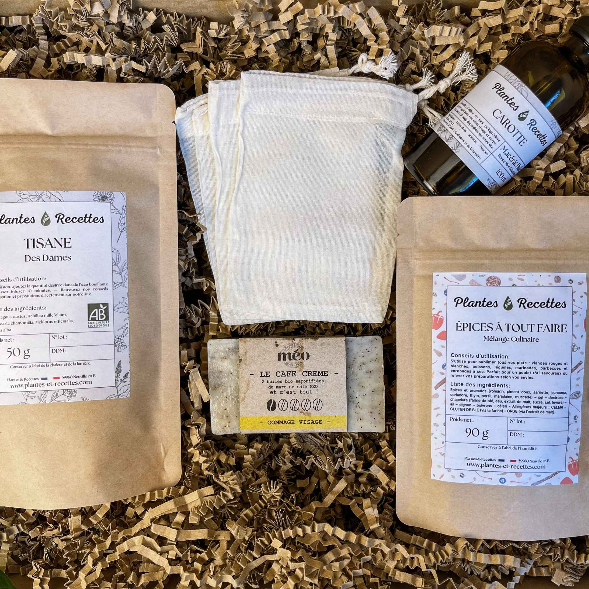 Vue du Coffret Super Maman de Plantes & Recettes – Coffret cadeau naturel composé de soins artisanaux et de douceurs végétales pour célébrer les mamans.