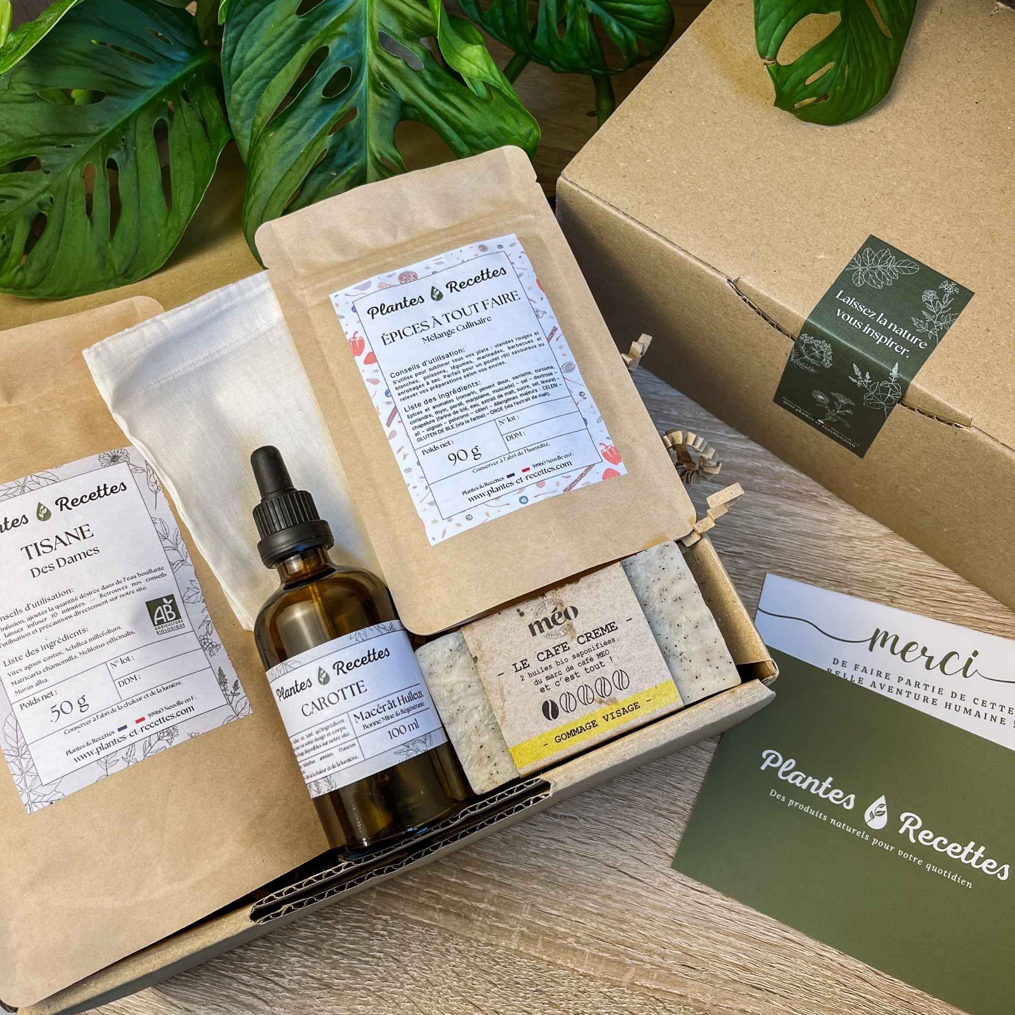 Coffret Super Maman – Une sélection Plantes & Recettes de soins naturels et d’attentions bienveillantes pour prendre soin des mamans au quotidien.
