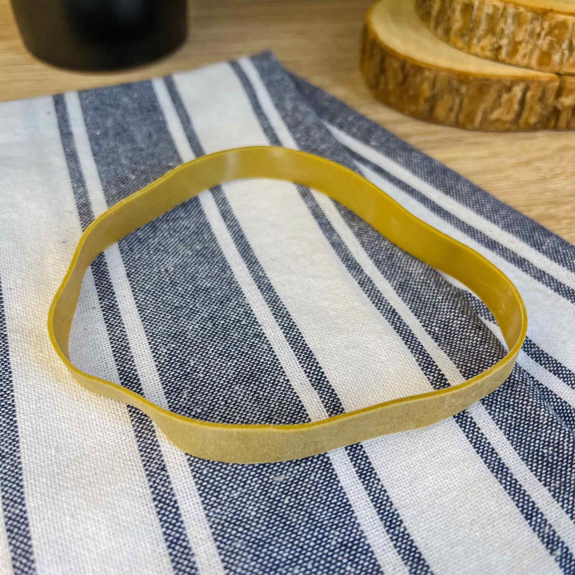 Élastique large photo proche, conçu pour maintenir solidement une étamine, un tissu ou une gaze sur l’ouverture de vos bocaux de fermentation. Idéal pour le Kefir.