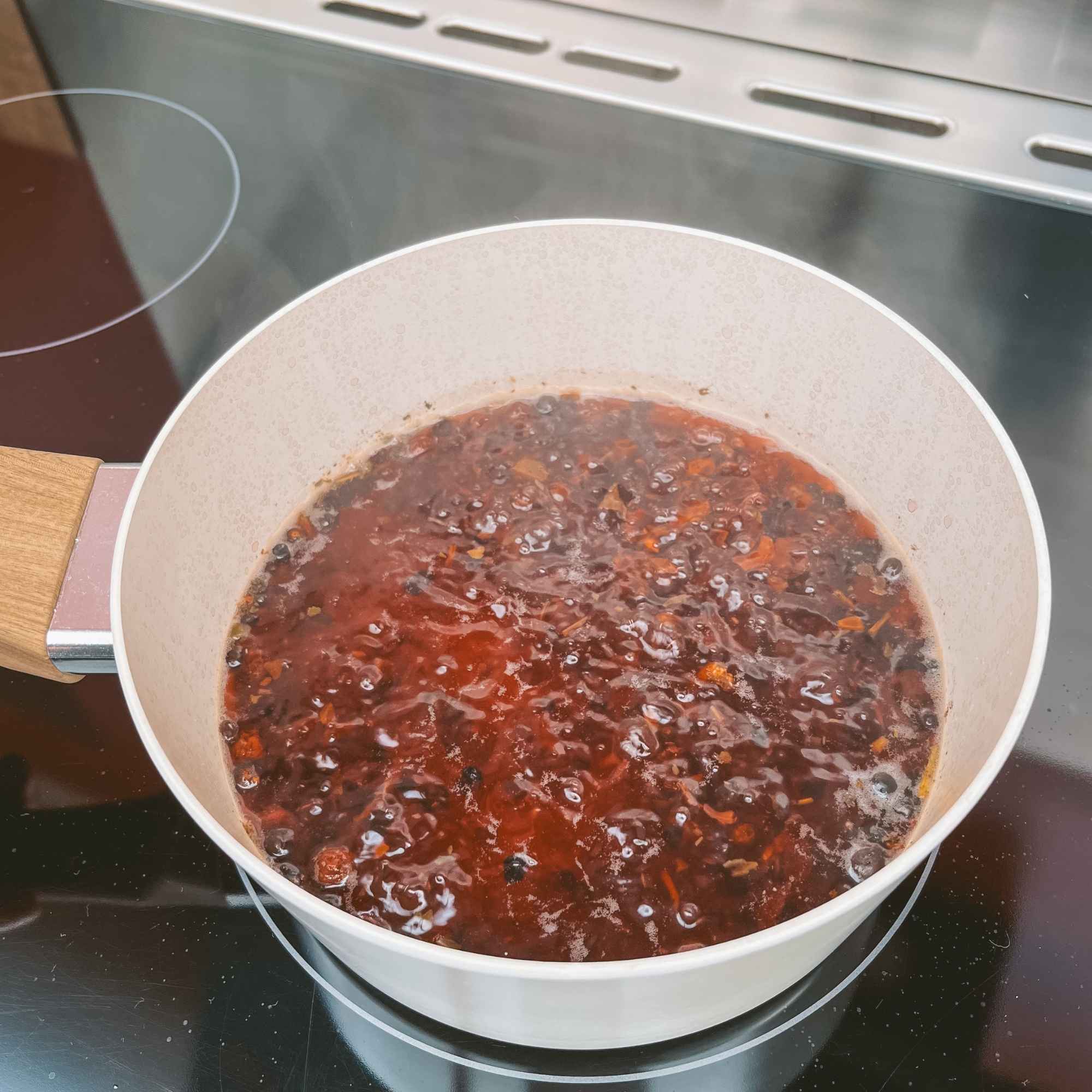 Étape de préparation du sirop maison avec les plantes bio infusées