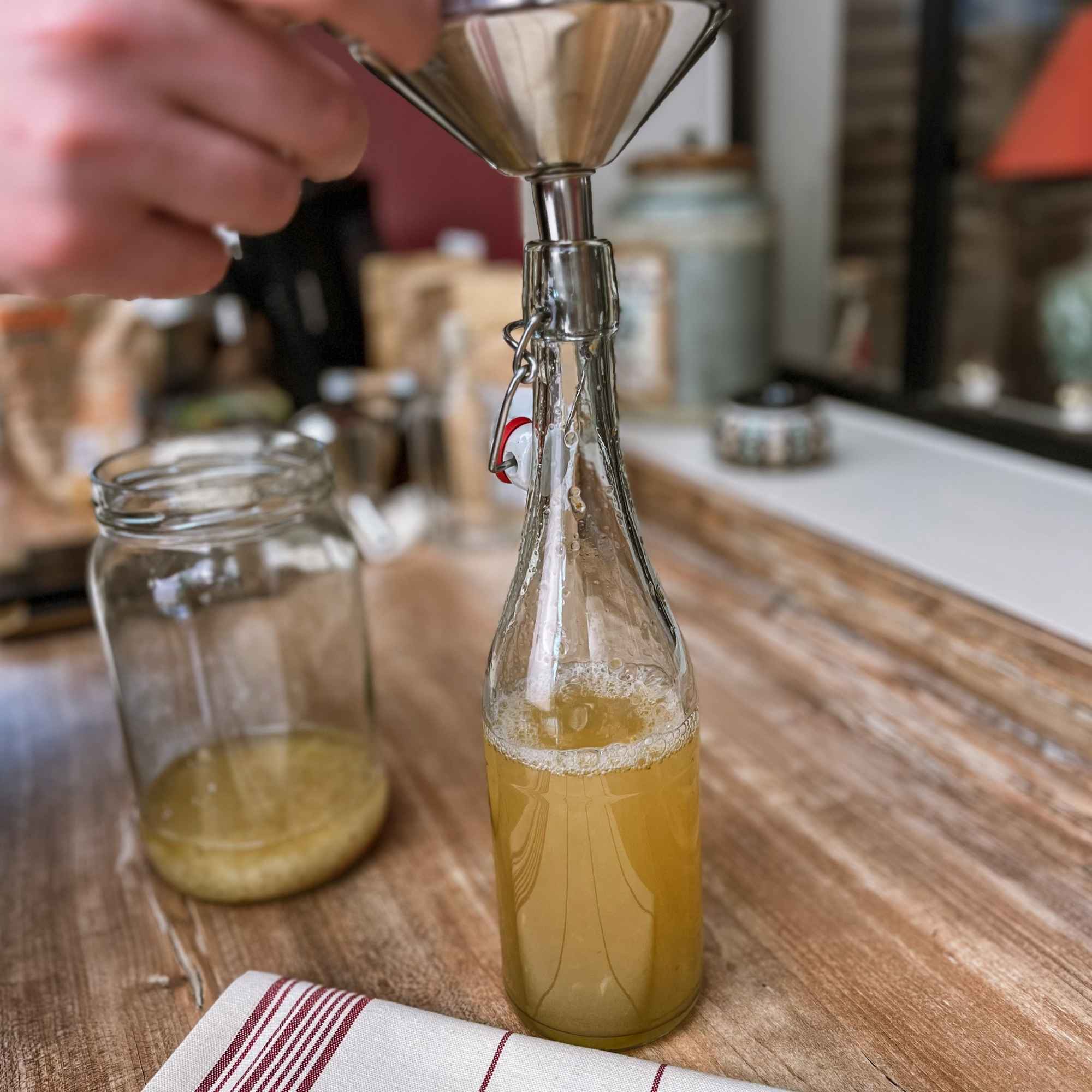 Fermentation du kéfir de fruits maison – prêt à pétiller naturellement.