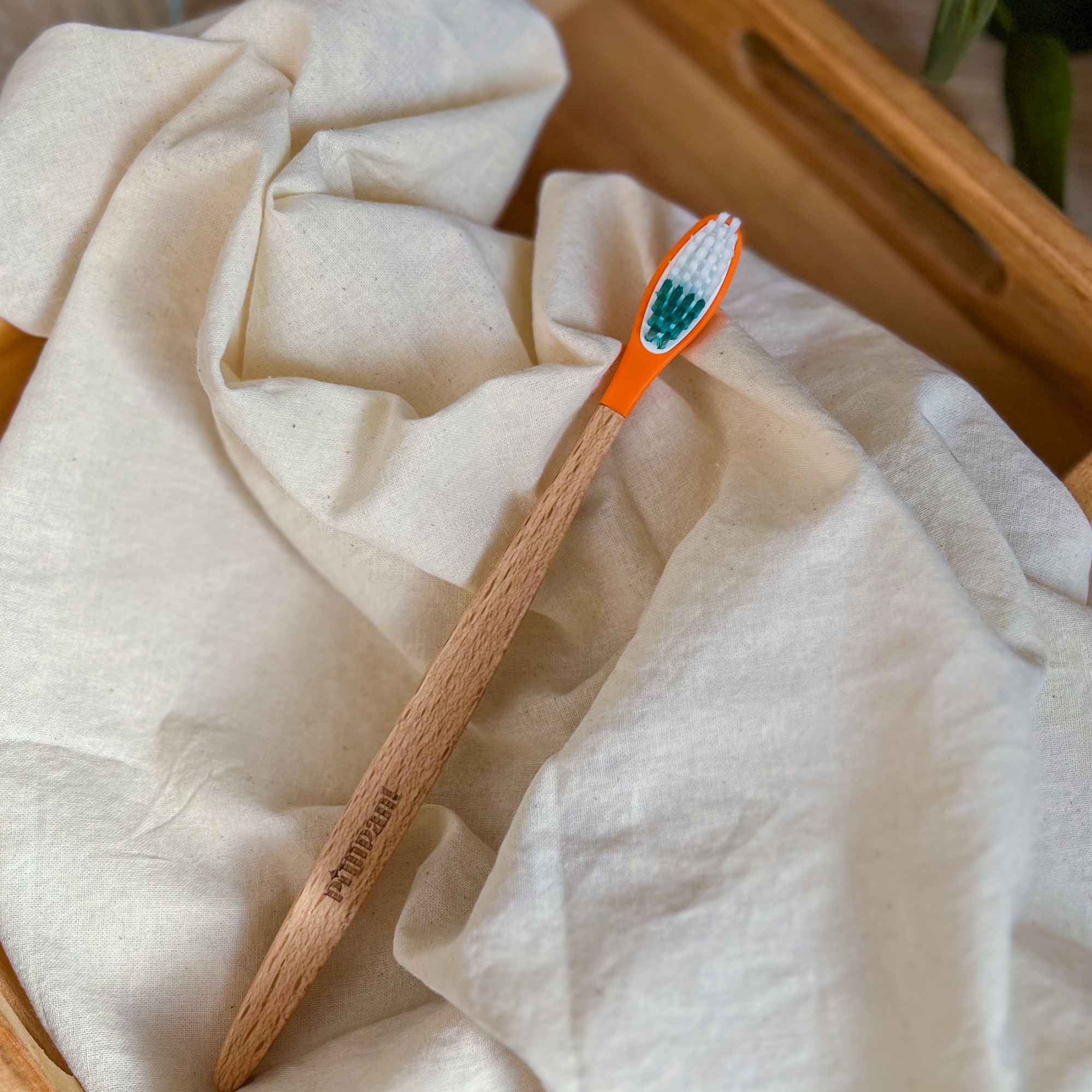 Brosse à dents en bois vendue par Plantes & Recettes.