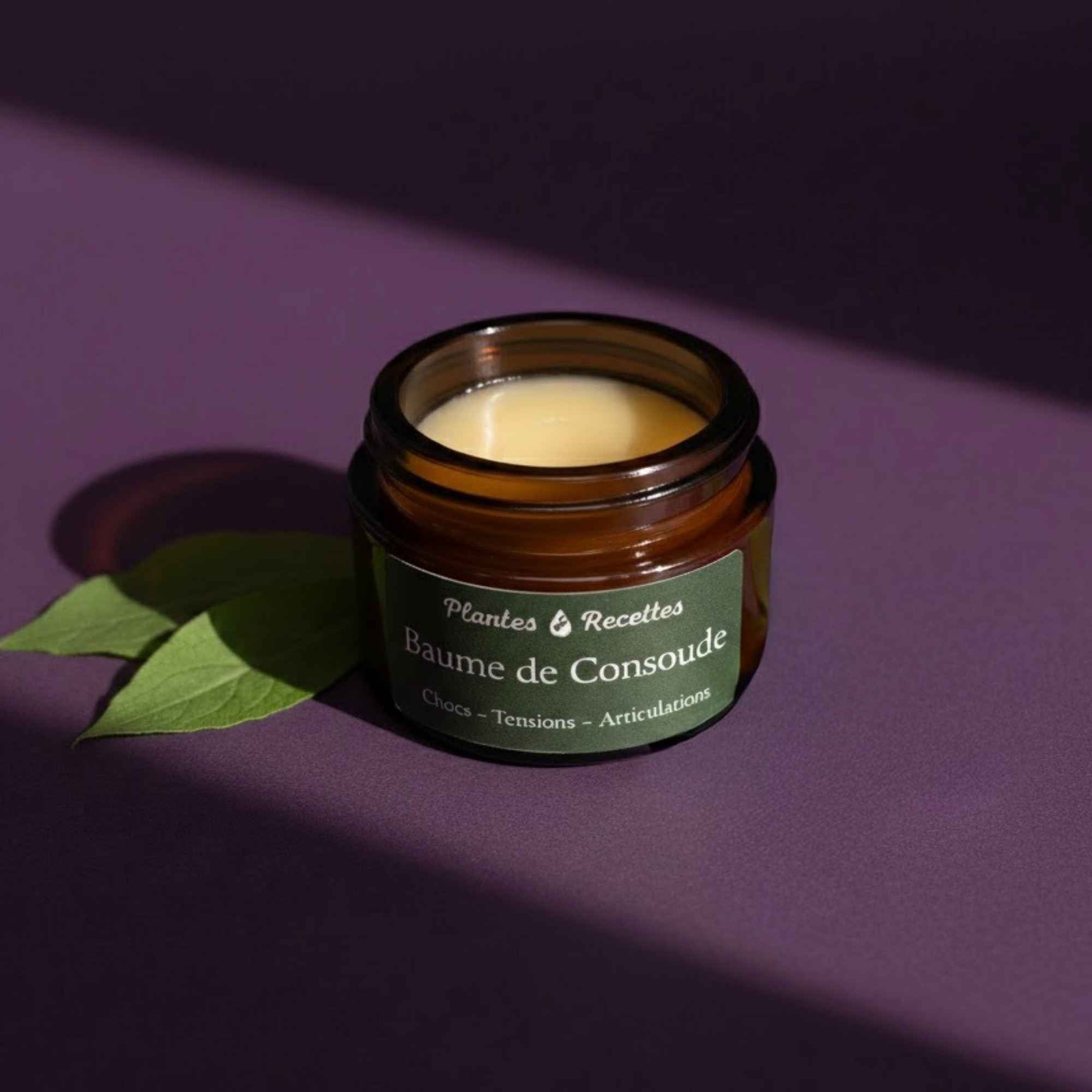 Ingrédients naturels du Baume de Consoude : huile de tournesol, racine de consoude, cire d’abeille, vitamine E – Plantes & Recettes.