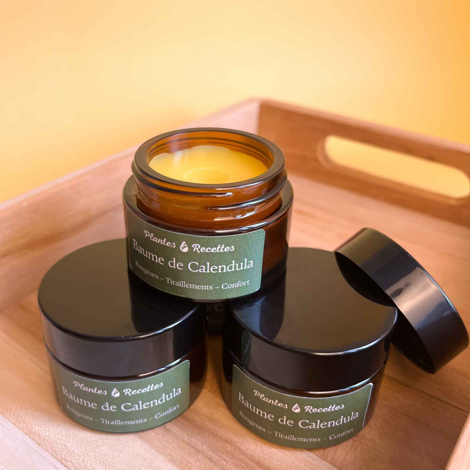 Fabrication artisanale du Baume de Calendula dans notre atelier des Hauts-de-France – Plantes & Recettes.