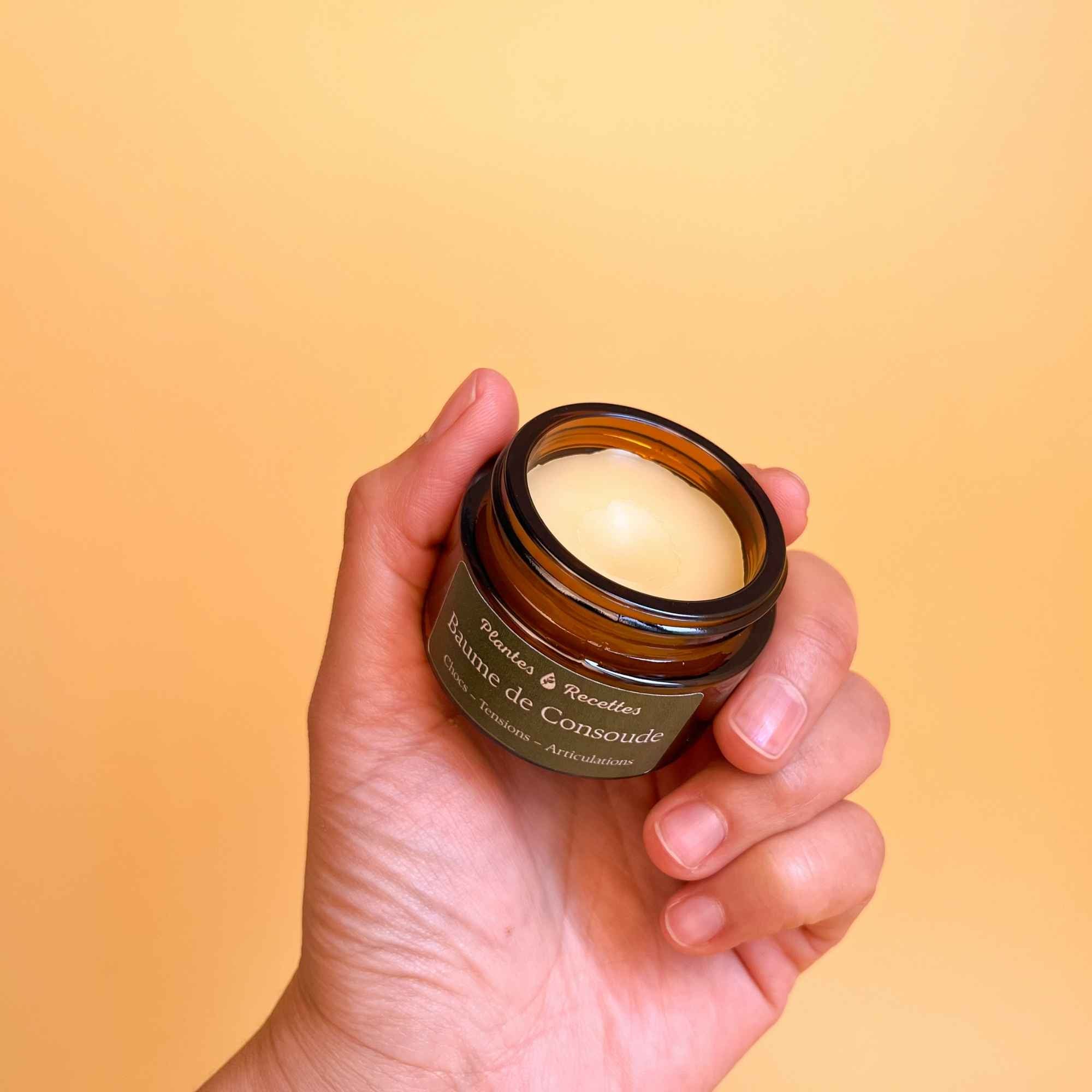 Texture riche du Baume de Consoude, idéale pour les zones sèches et fragilisées – Plantes & Recettes.