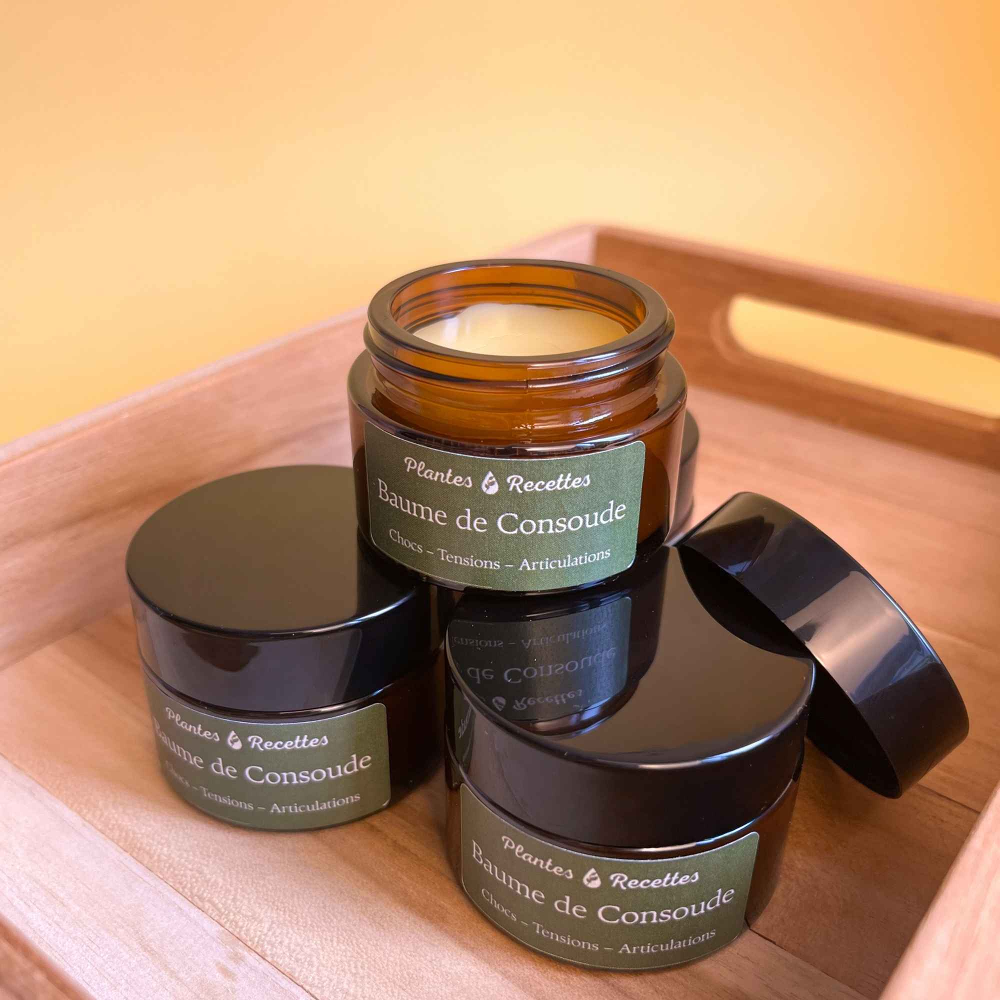 Application du Baume de Consoude sur les zones sujettes aux tensions ou aux chocs – Plantes & Recettes.