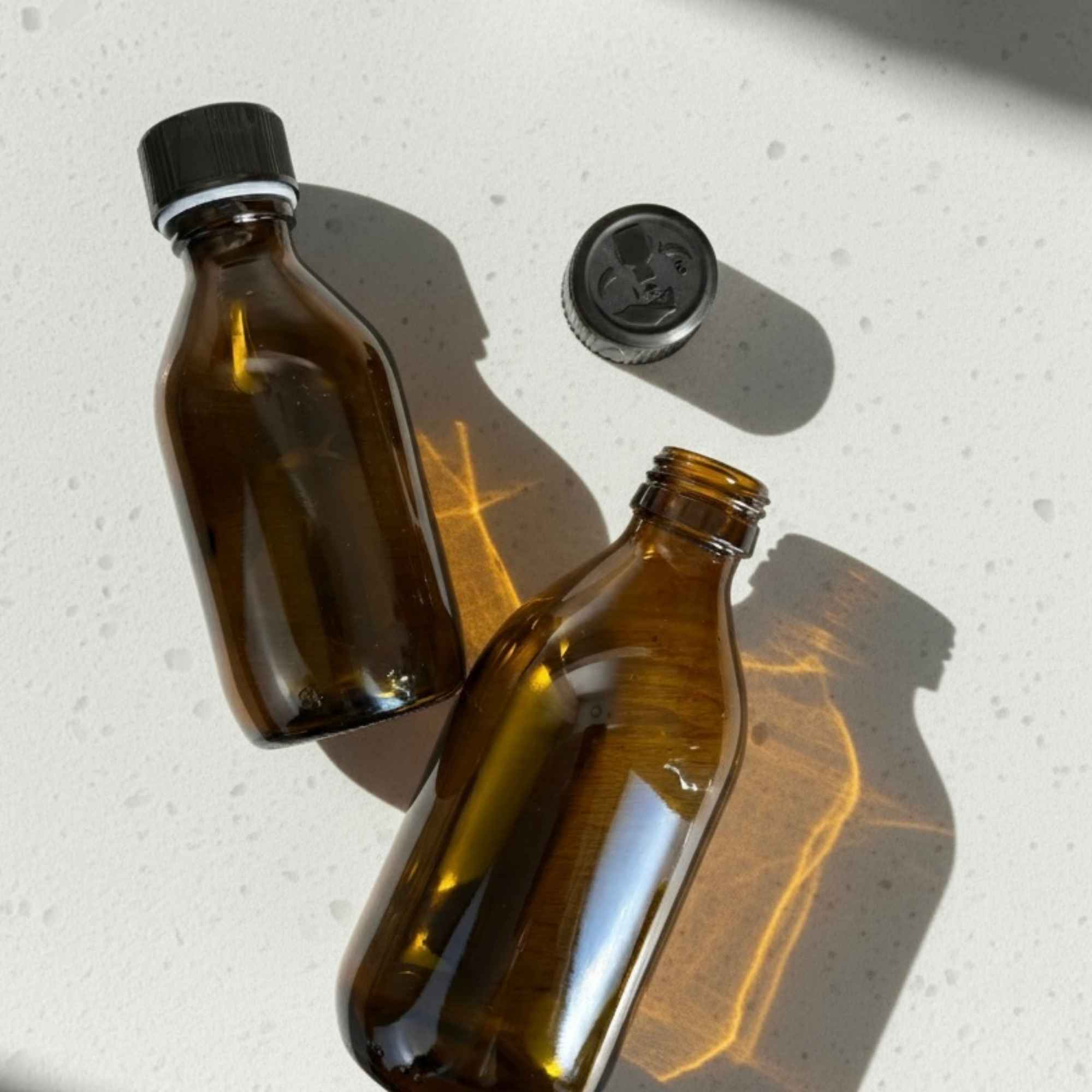 Flacon en verre ambré épais, de qualité pharmaceutique, pour vos recettes naturelles.
