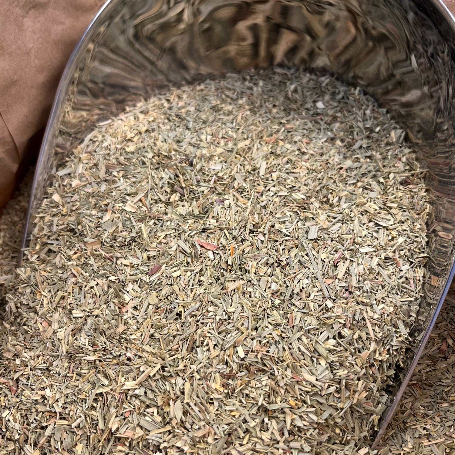 Photo de citronnelle feuilles bio séchée vendue par Plantes & Recettes, spécialisée en plantes médicinales de qualité.