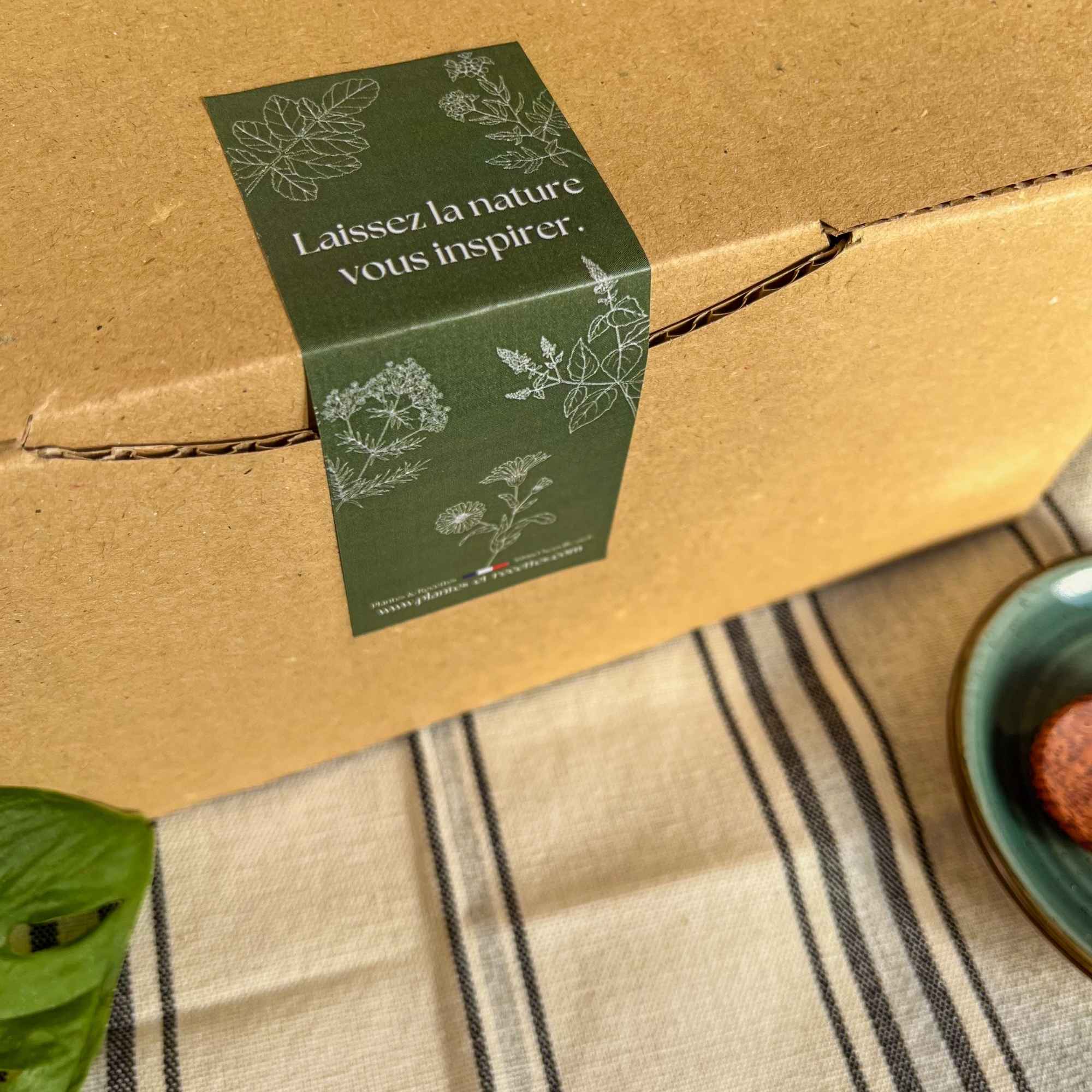 Idée cadeau bien-être pour maman : macérat, savon doux, infusion, épices et sachets en coton bio