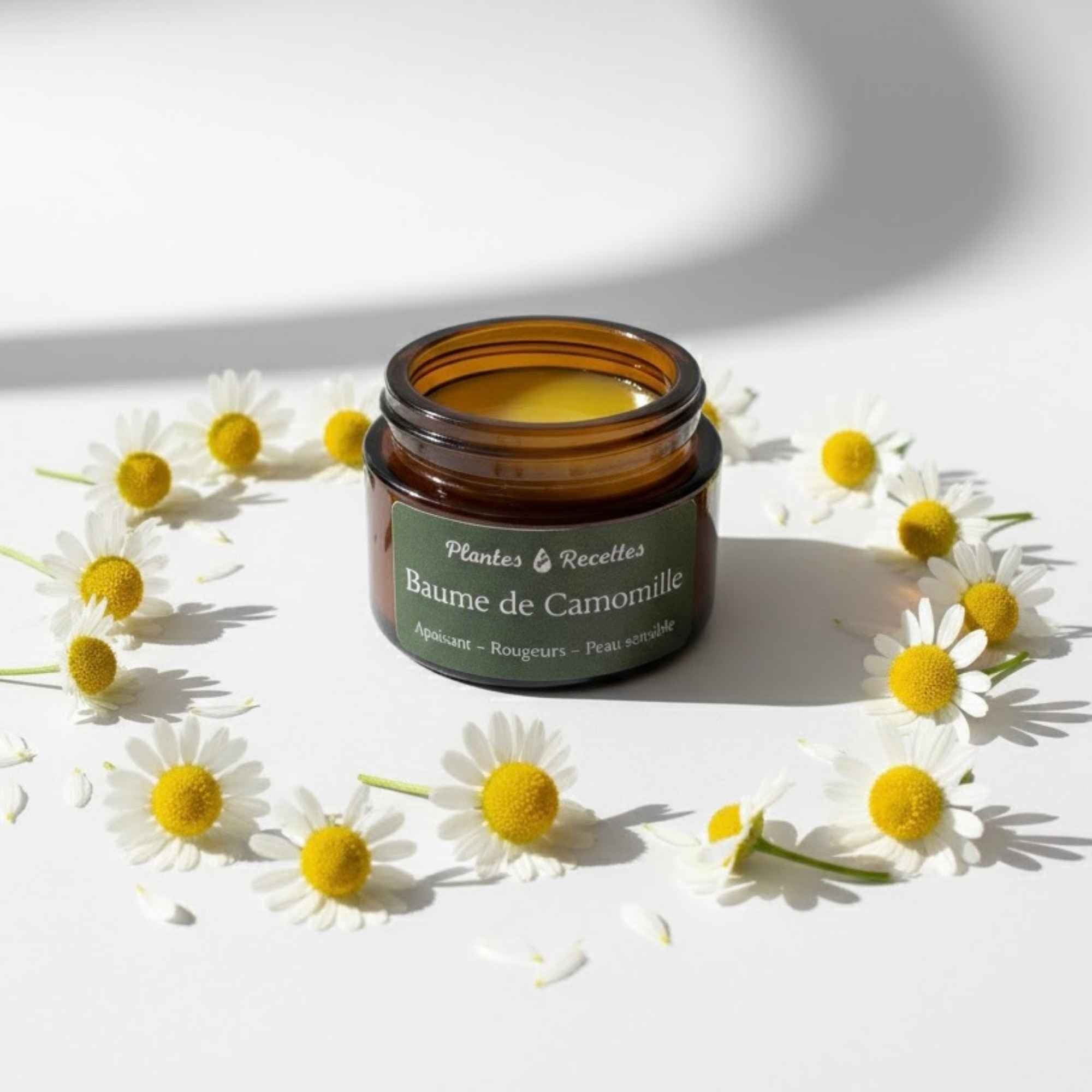 Texture crémeuse et naturelle du Baume de Camomille dans son pot en verre – Plantes & Recettes.