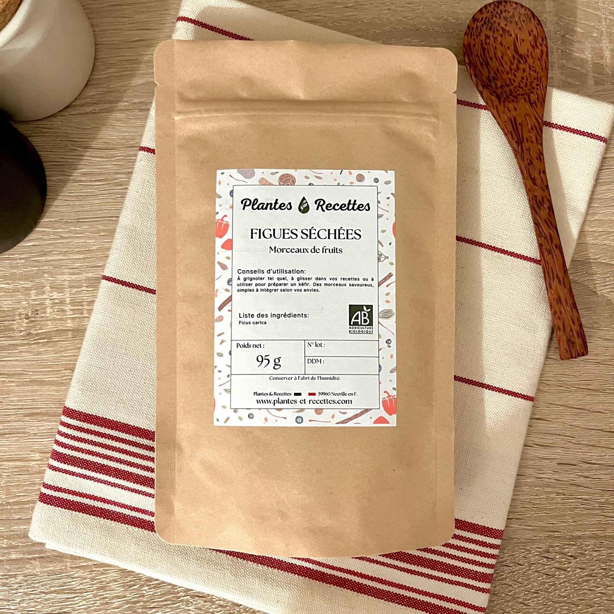 Sachet de 95g de figues séchées bio en morceaux à déguster, pour le kéfir ou la réalisation de recettes naturelles.