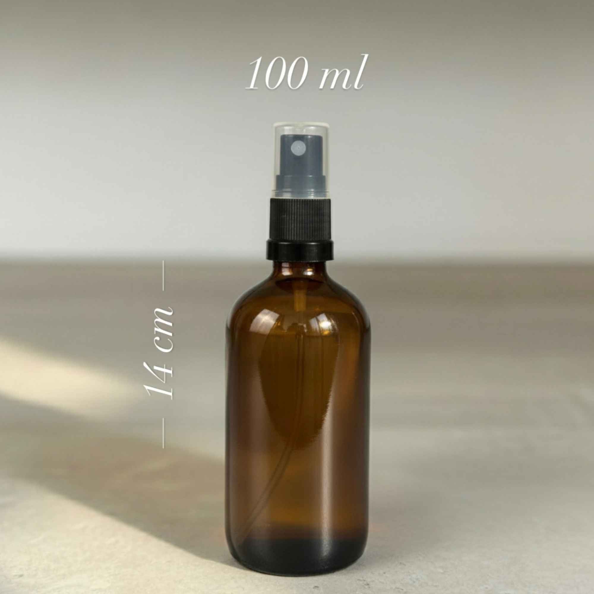 Spray robuste en verre ambré, parfait pour l’herboristerie et l’aromathérapie.