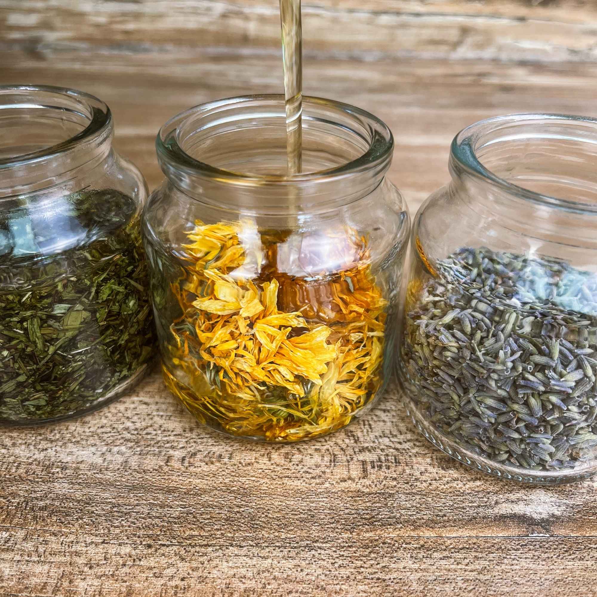 Plantes séchées bio prêtes à être infusées dans une huile végétale. Une recette Plantes & Recettes pour prendre soin de sa peau naturellement.