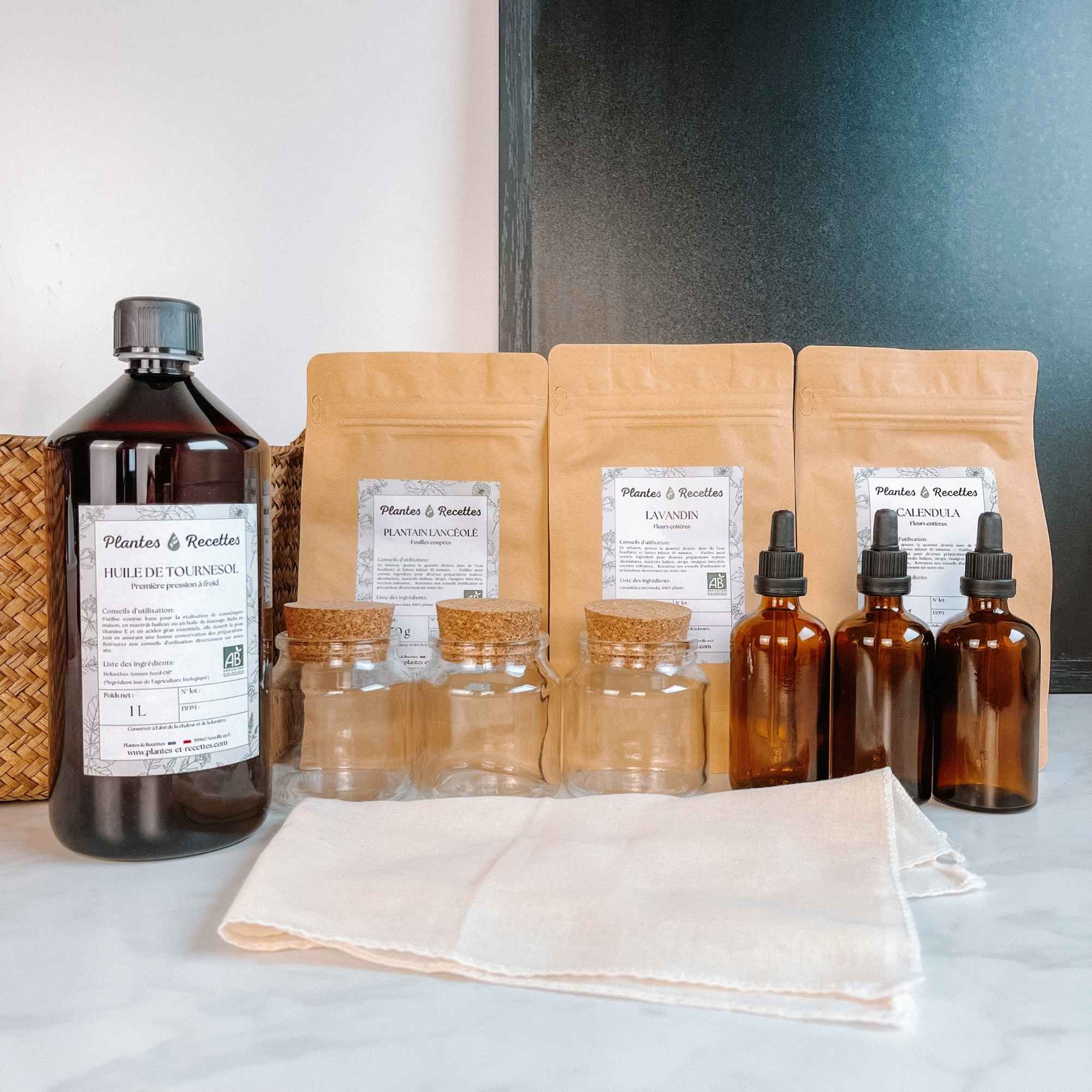 Utilisation quotidienne d’une huile infusée maison pour la peau – Plantes et Recettes
