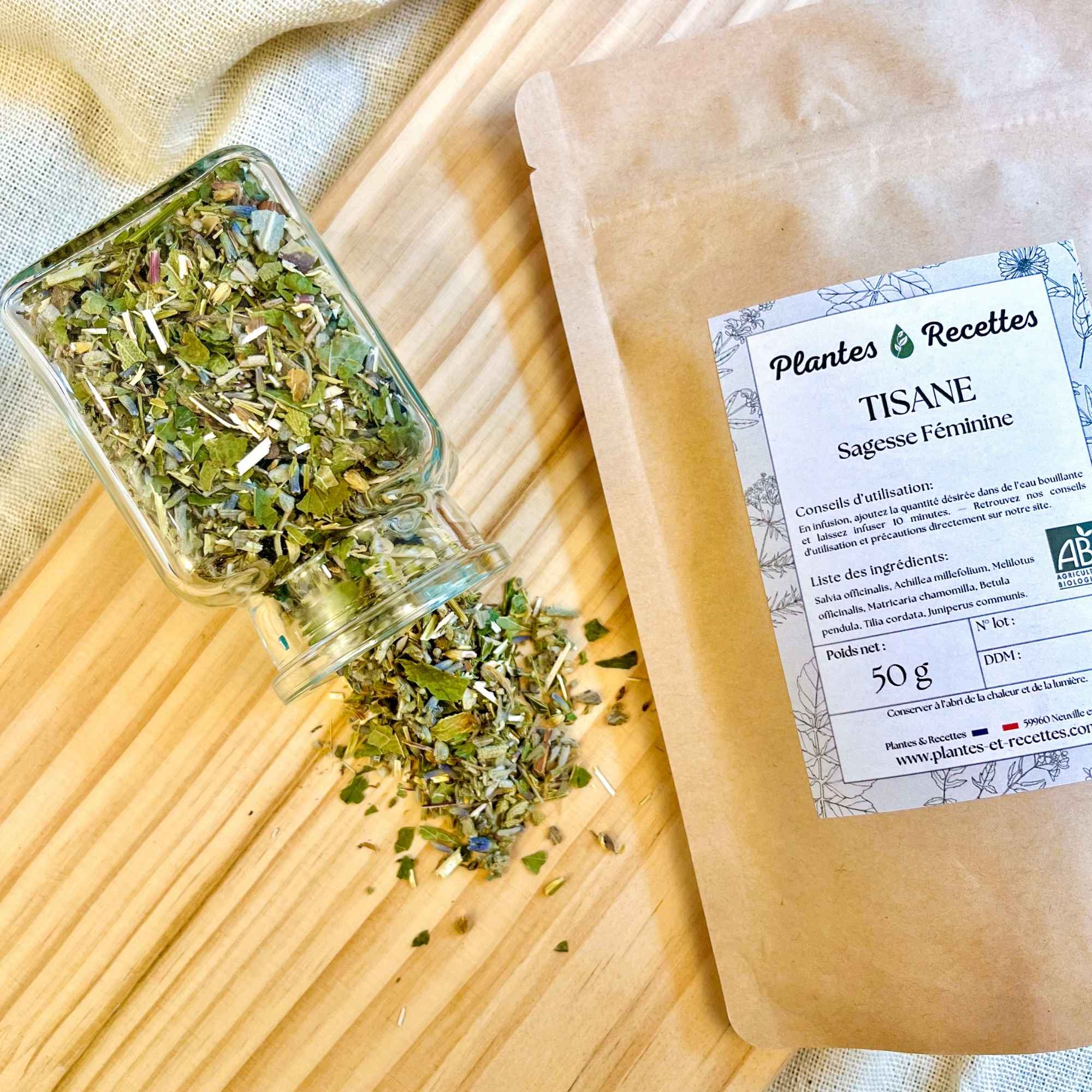 Tisane Sagesse Féminine – focus sur le mélange de plantes avec le paquet en arrière-plan. Plantes et Recettes.