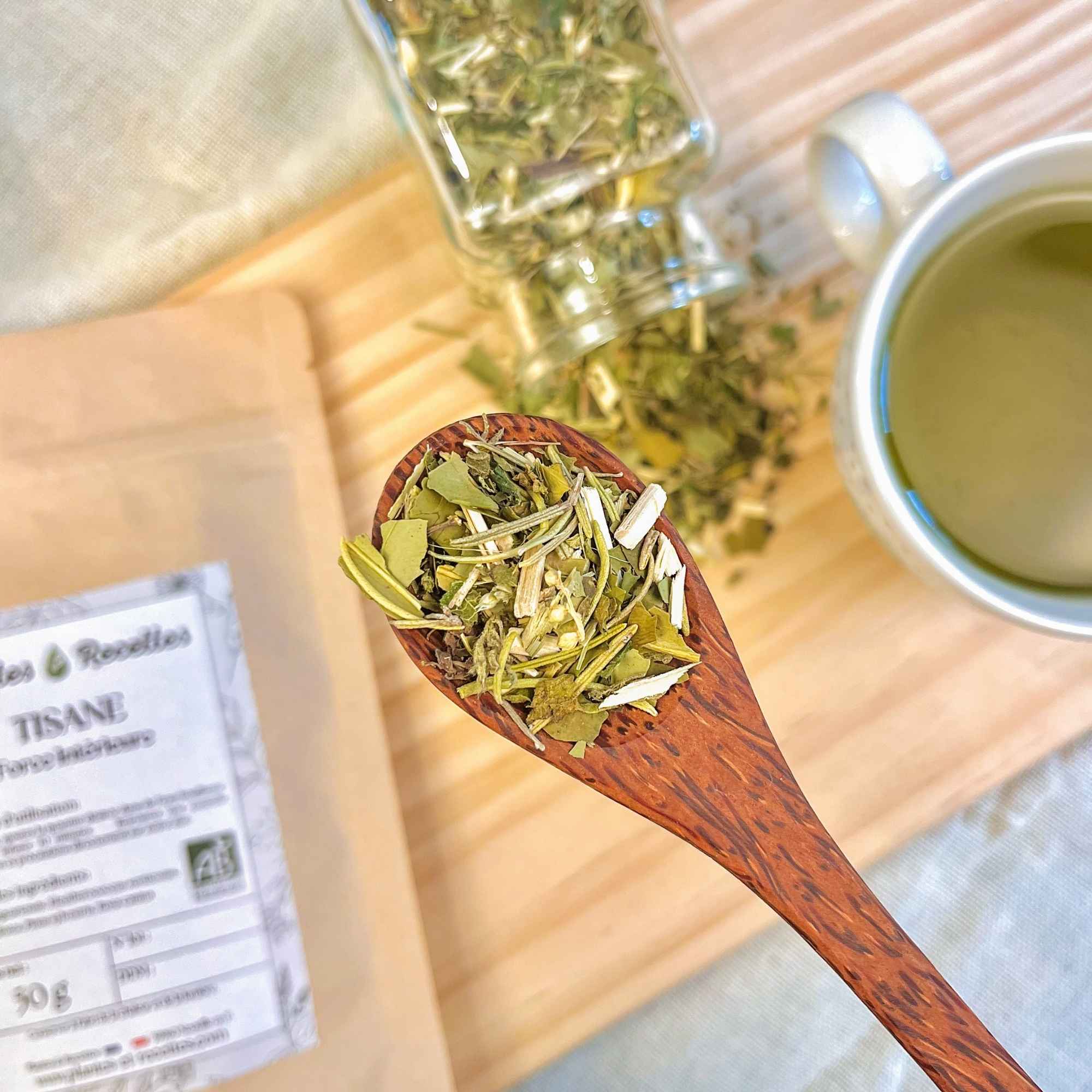 Tisane Force Intérieure – gros plan sur le mélange dans une cuillère en bois. Photo issue de Plantes et Recettes.