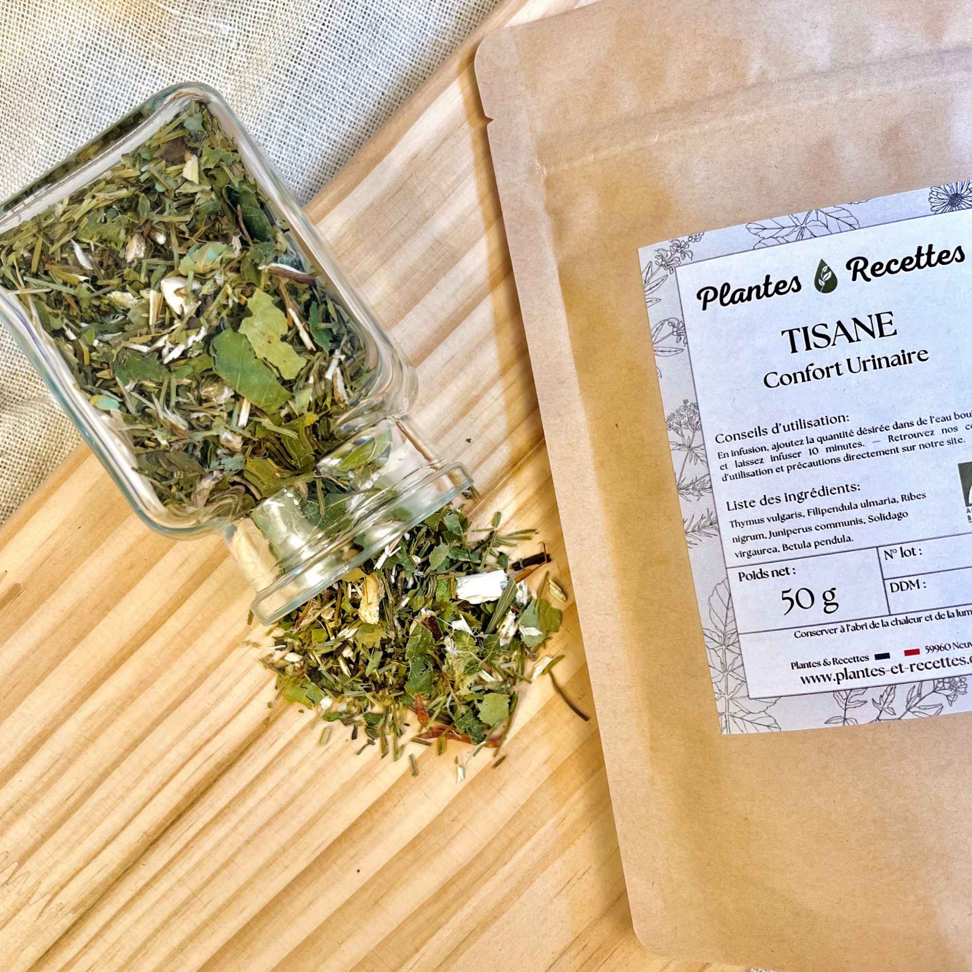 Tisane Confort Urinaire – focus sur le mélange de plantes avec le paquet en arrière-plan. Plantes et Recettes.
