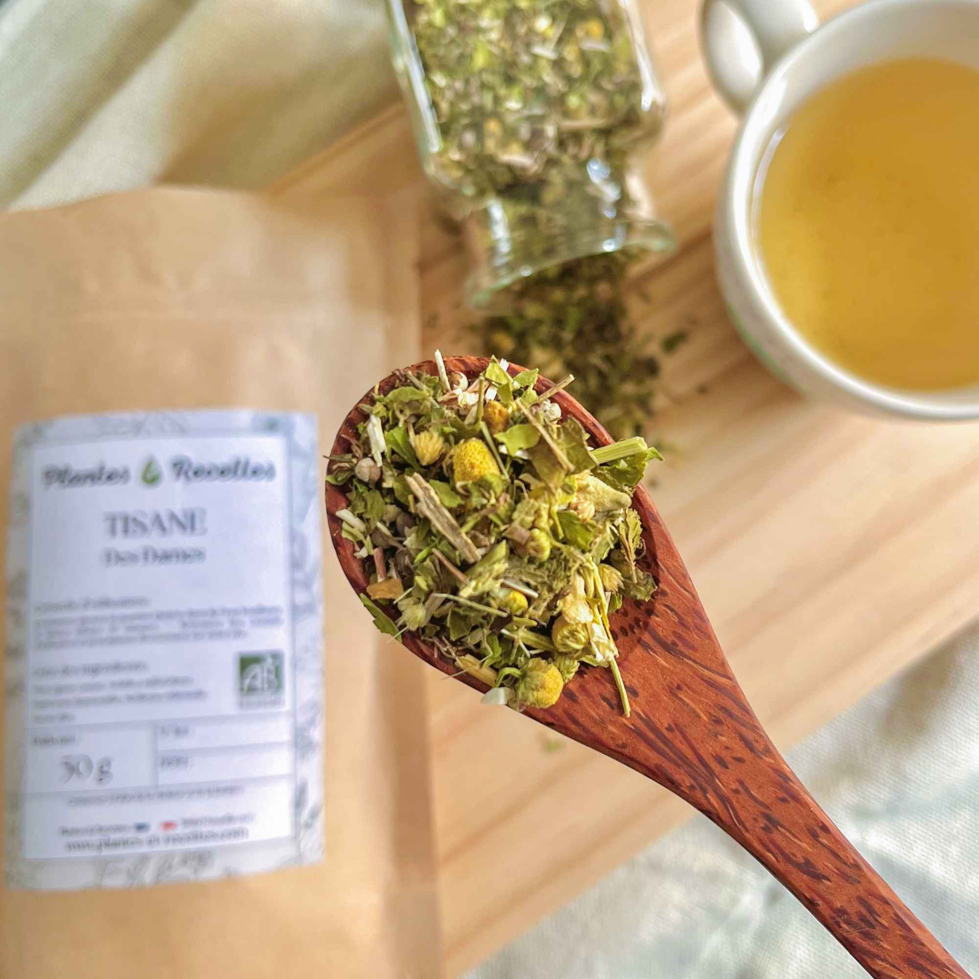 Tisane Des Dames – gros plan sur le mélange dans une cuillère en bois. Photo issue de Plantes et Recettes.