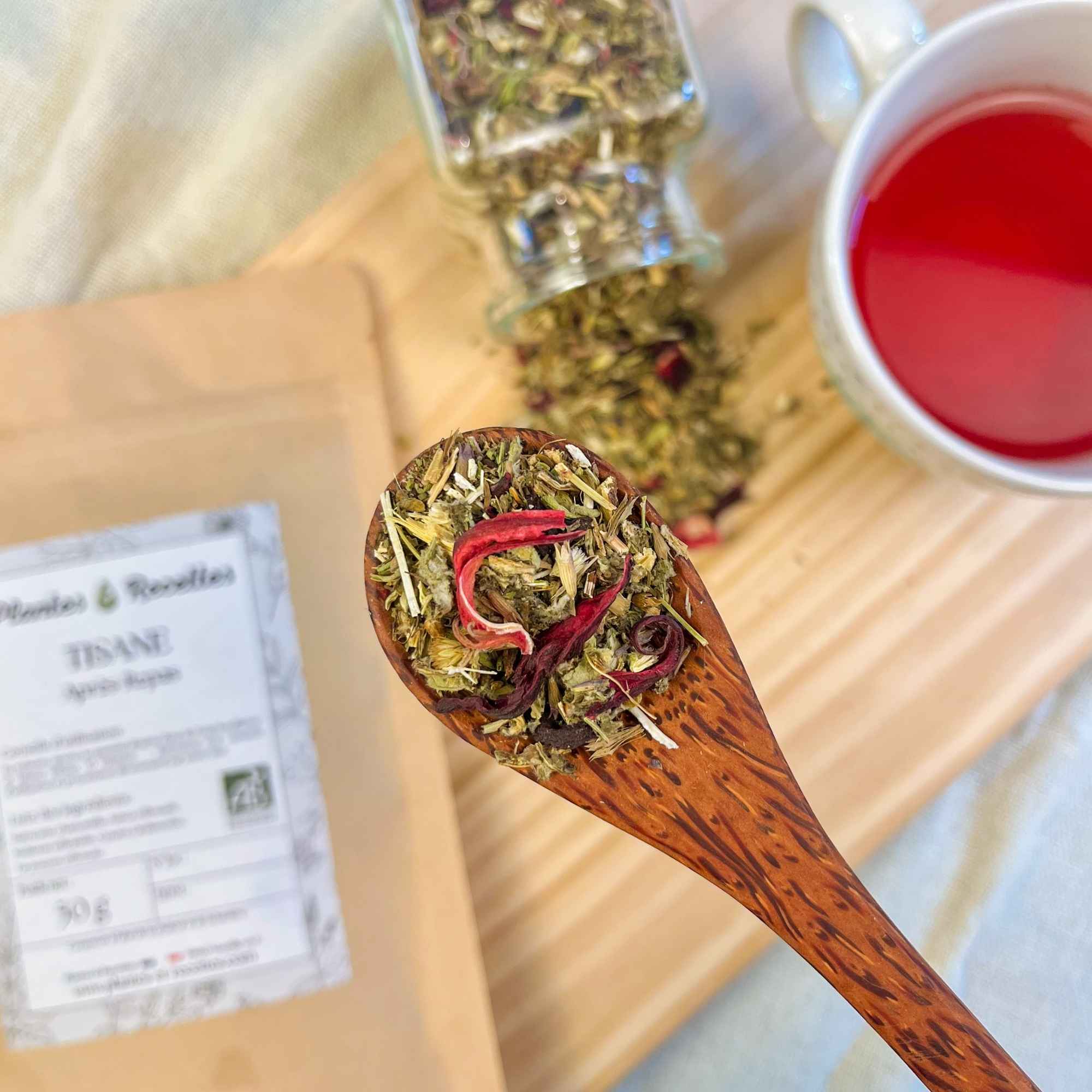 Tisane Après-Repas – gros plan sur le mélange dans une cuillère en bois. Photo issue de Plantes et Recettes.