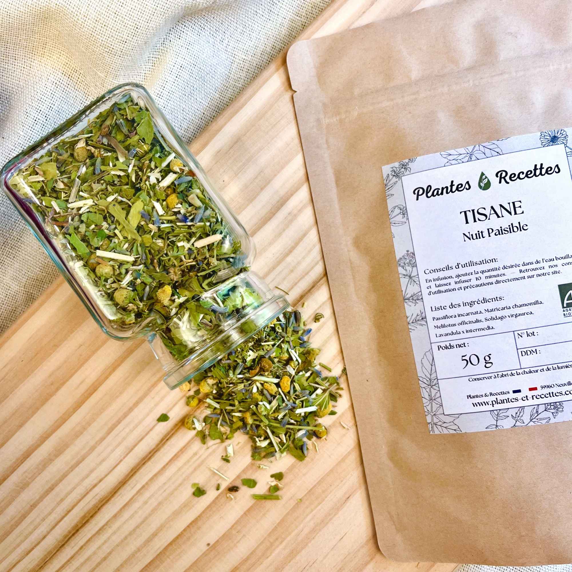 Tisane Nuit Paisible – focus sur le mélange de plantes avec le paquet en arrière-plan. Plantes et Recettes.