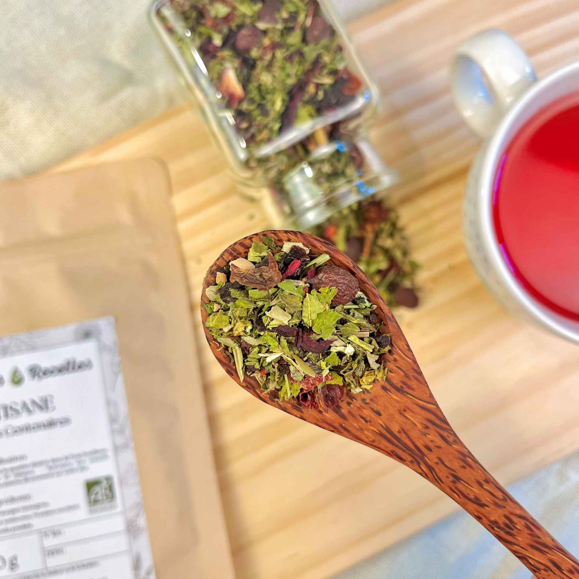 Tisane Des Centenaires – gros plan sur le mélange dans une cuillère en bois. Photo issue de Plantes et Recettes.