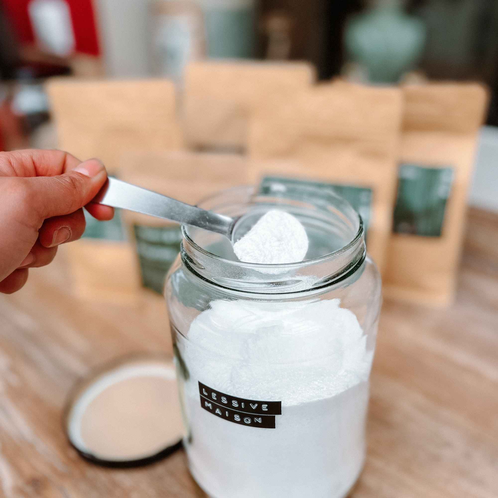 Ingrédients écologiques pour fabriquer sa lessive maison : savon de Marseille, bicarbonate, cristaux de soude.