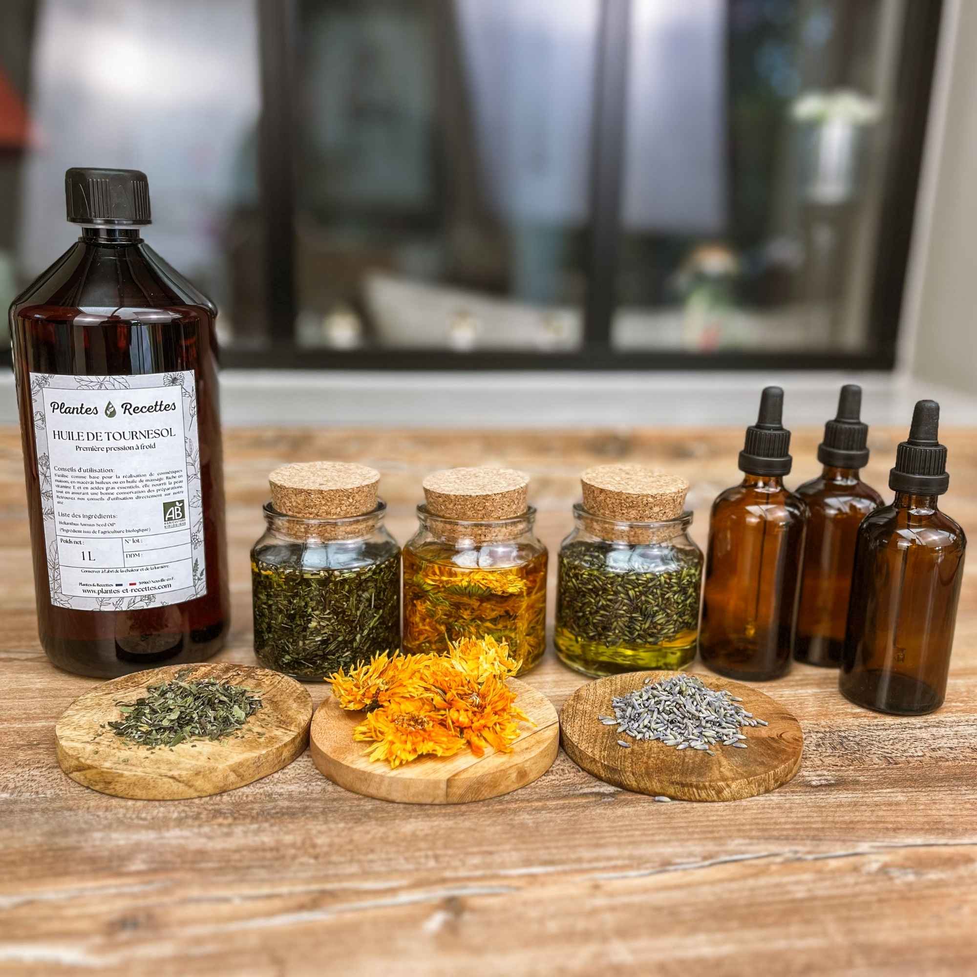 Préparation maison d’une huile infusée au calendula avec des ingrédients naturels bio, pour un soin doux et apaisant de la peau.