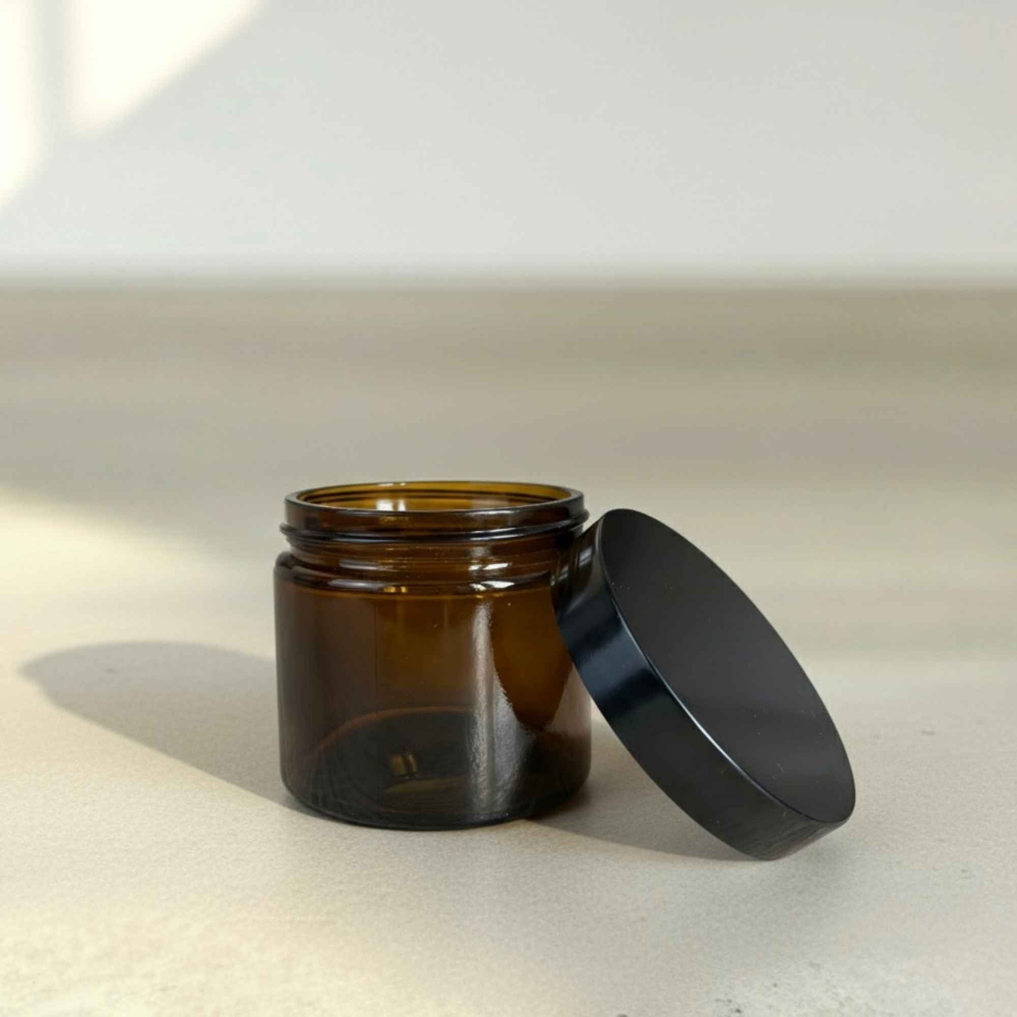 Pot cosmétique 250 ml en verre ambré, protection optimale contre la lumière.