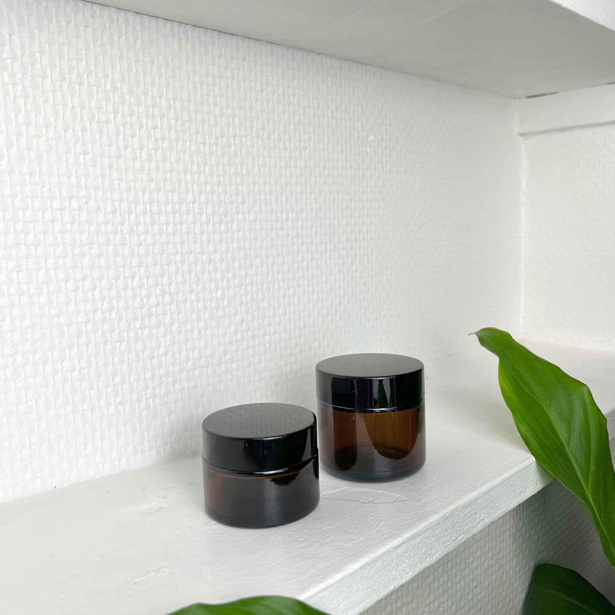 Pot en verre ambré, parfait pour conserver vos cosmétiques naturels.