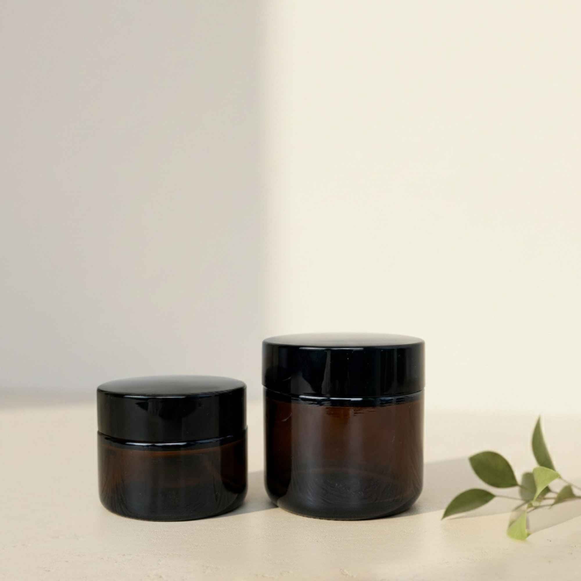 Pot en verre ambré pour fabriquer et conserver vos baumes naturels.