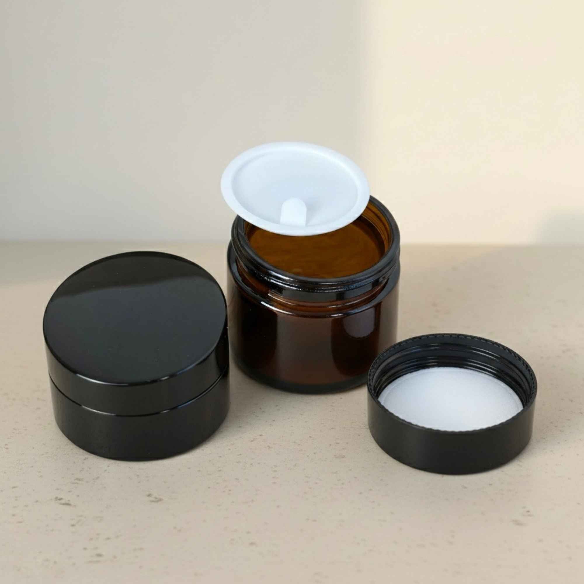 Pot de qualité pharmaceutique pour recettes de soins naturels.