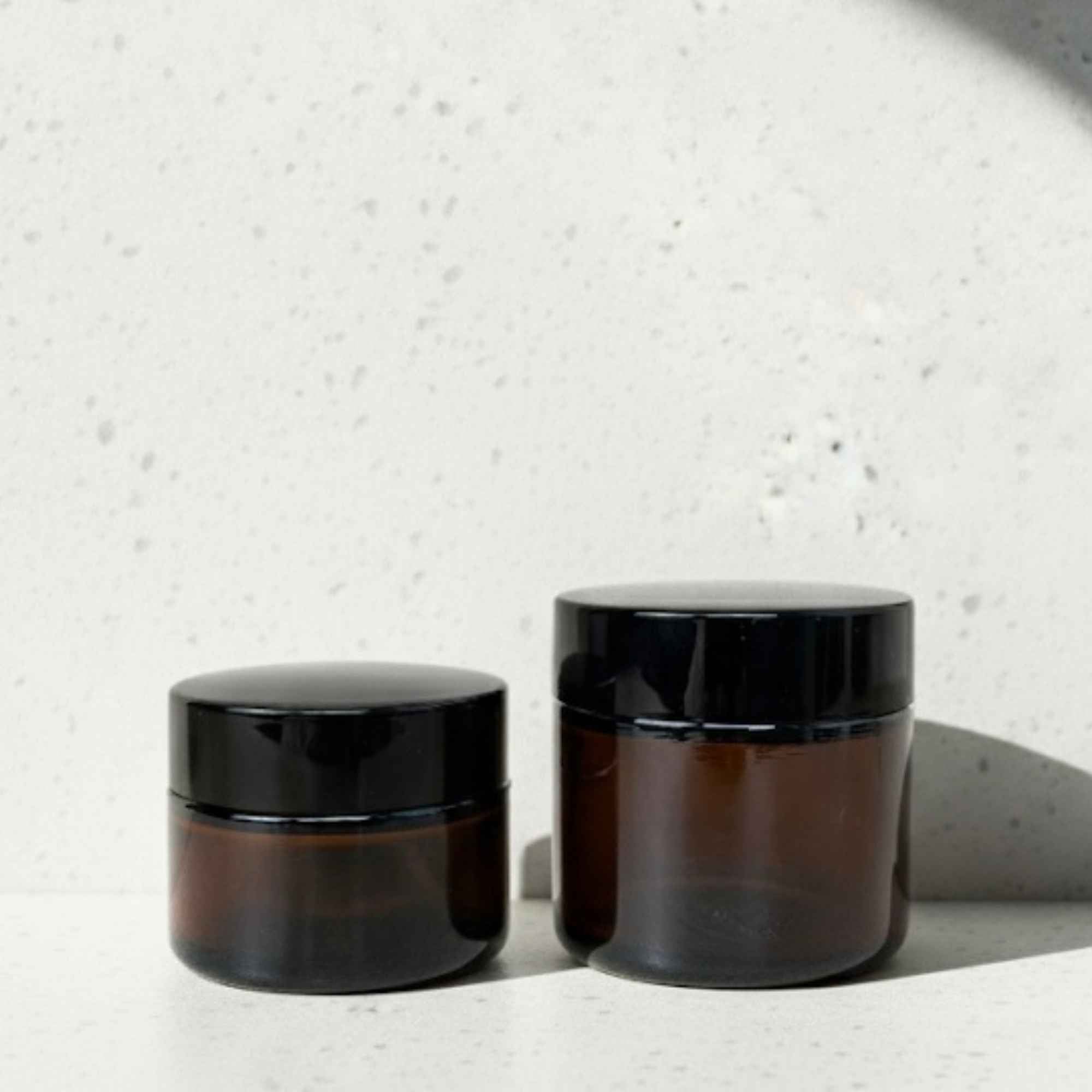 Petit pot en verre pour baumes, onguents ou soins naturels faits maison.