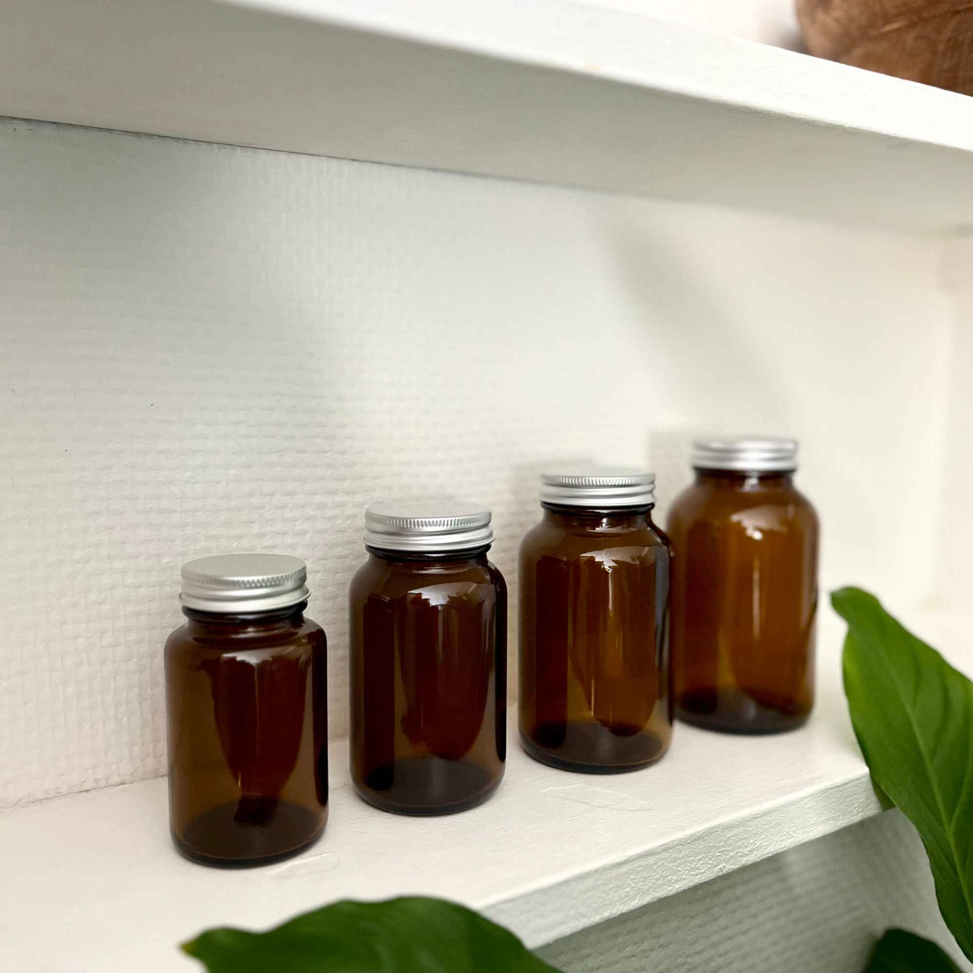 Pot en verre ambré, idéal pour les préparations maison et les produits d’herboristerie.