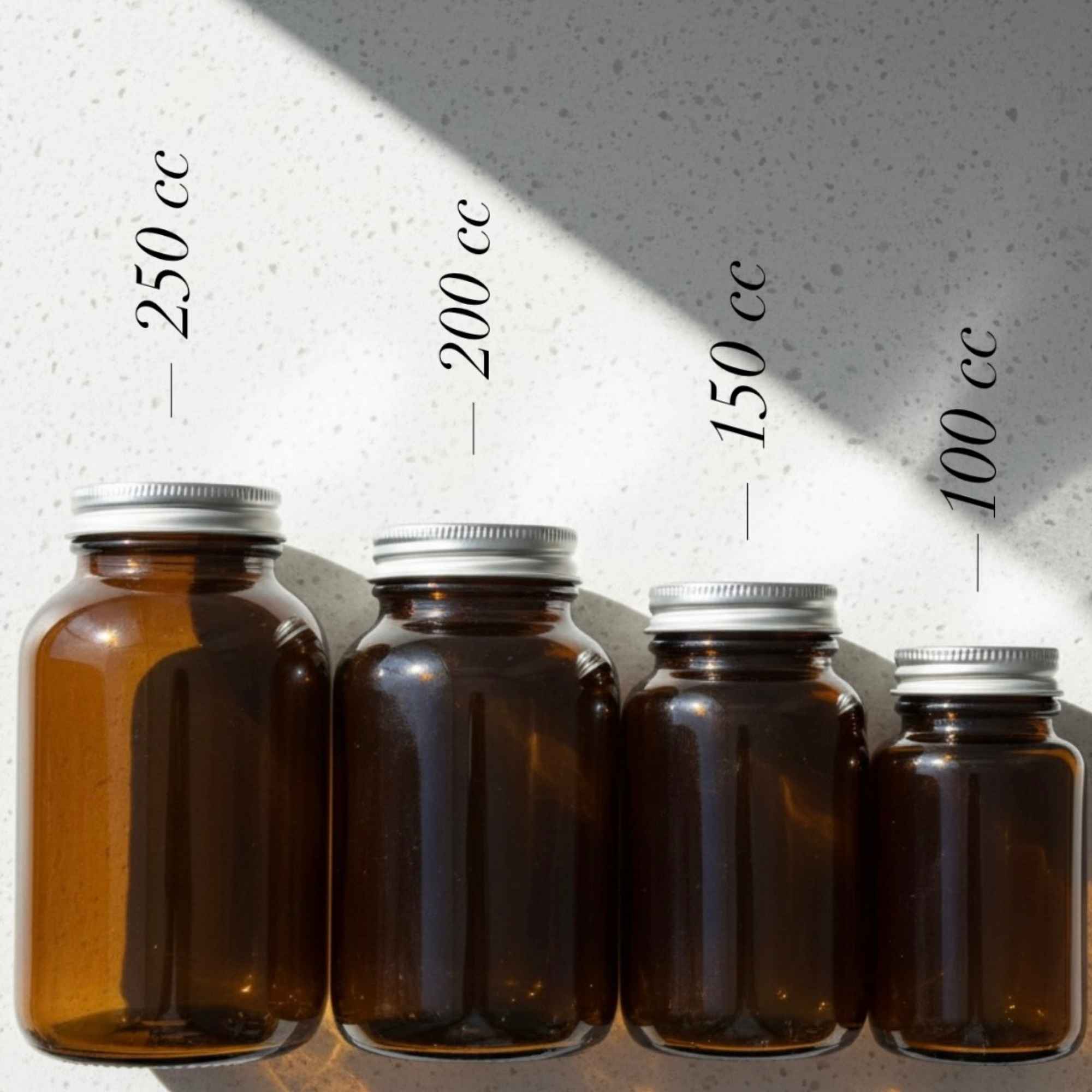 Contenant en verre ambré pour gélules ou compléments alimentaires maison.