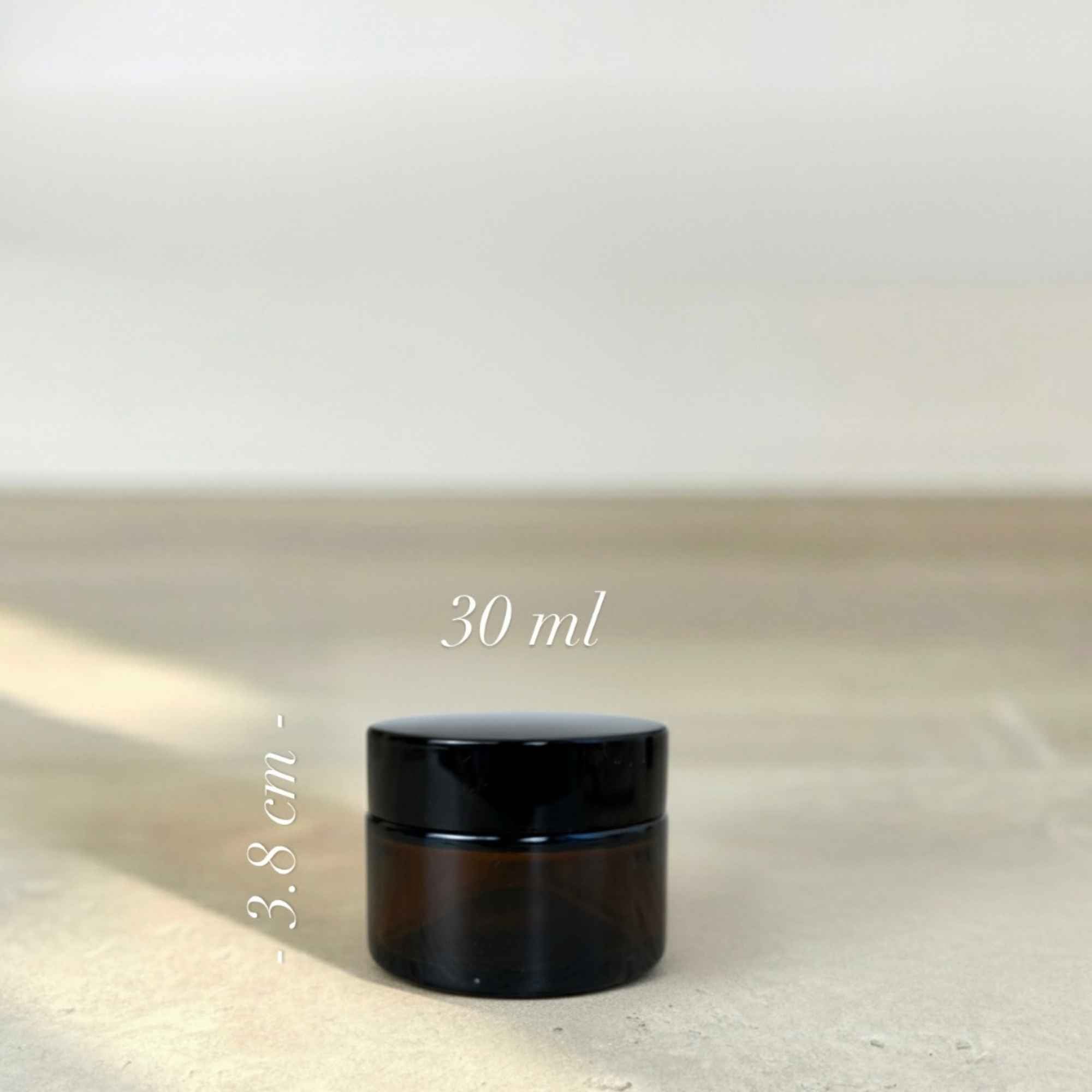 Contenant en verre ambré pour onguents, crèmes ou préparations DIY.