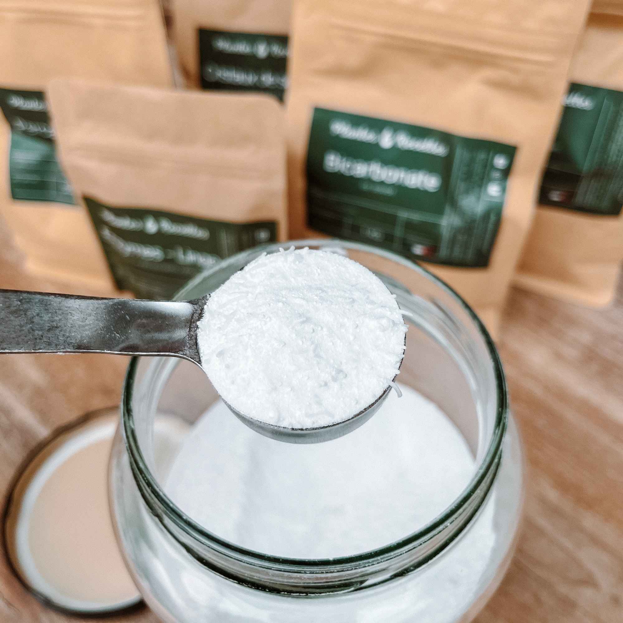 Mélange en cours de préparation pour une lessive faite maison, économique et sans additifs industriels.