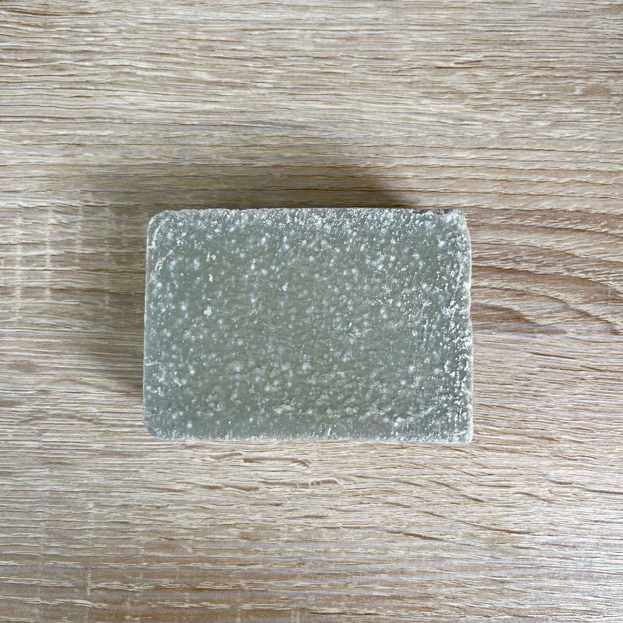 Savon détachant à la terre de Sommières, idéal contre les taches de graisse, de vin, ou de maquillage. Un indispensable naturel pour le linge.