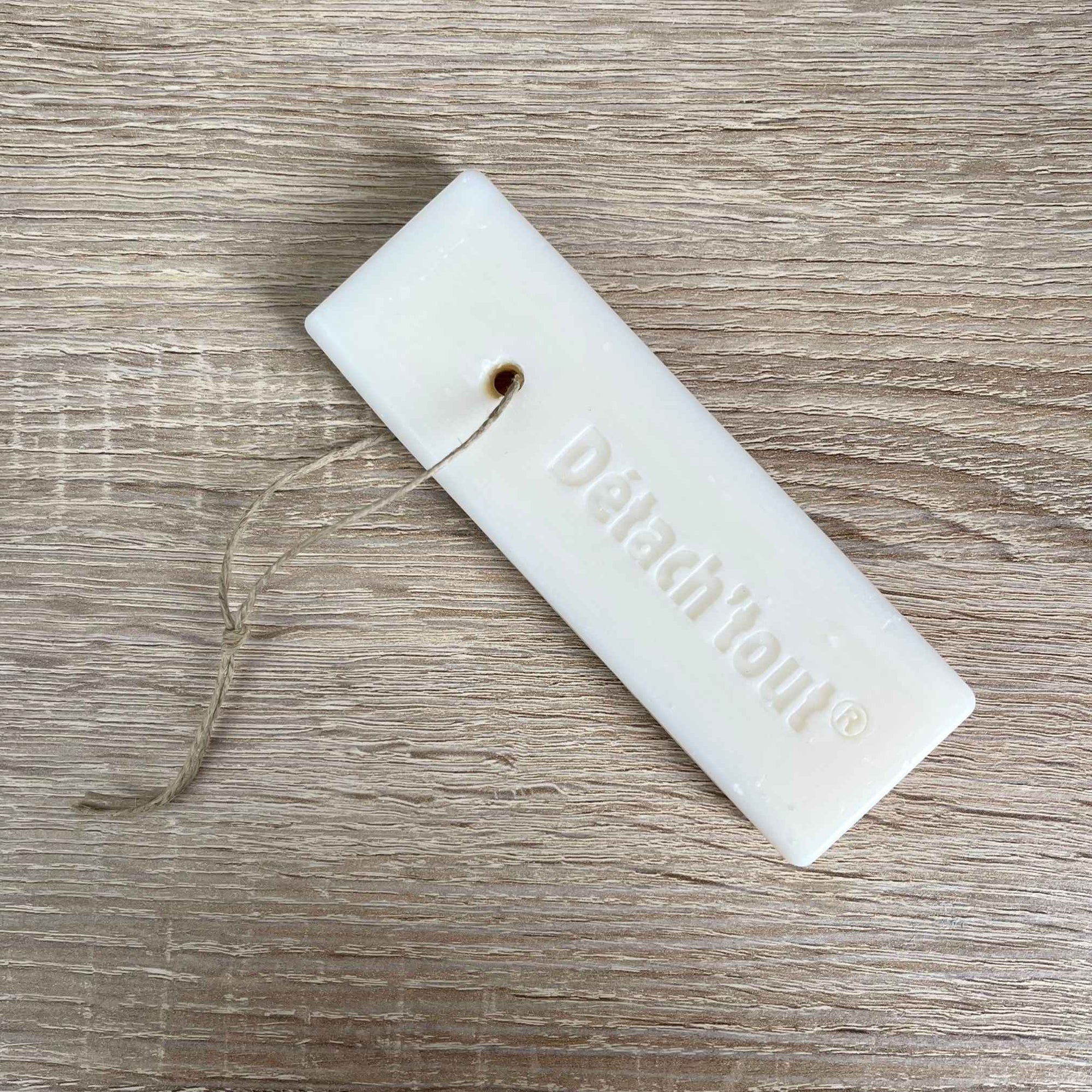 Savon détachant universel naturel pour tout type de textiles. Pratique pour le linge du quotidien, même les plus délicats. Plantes et Recettes