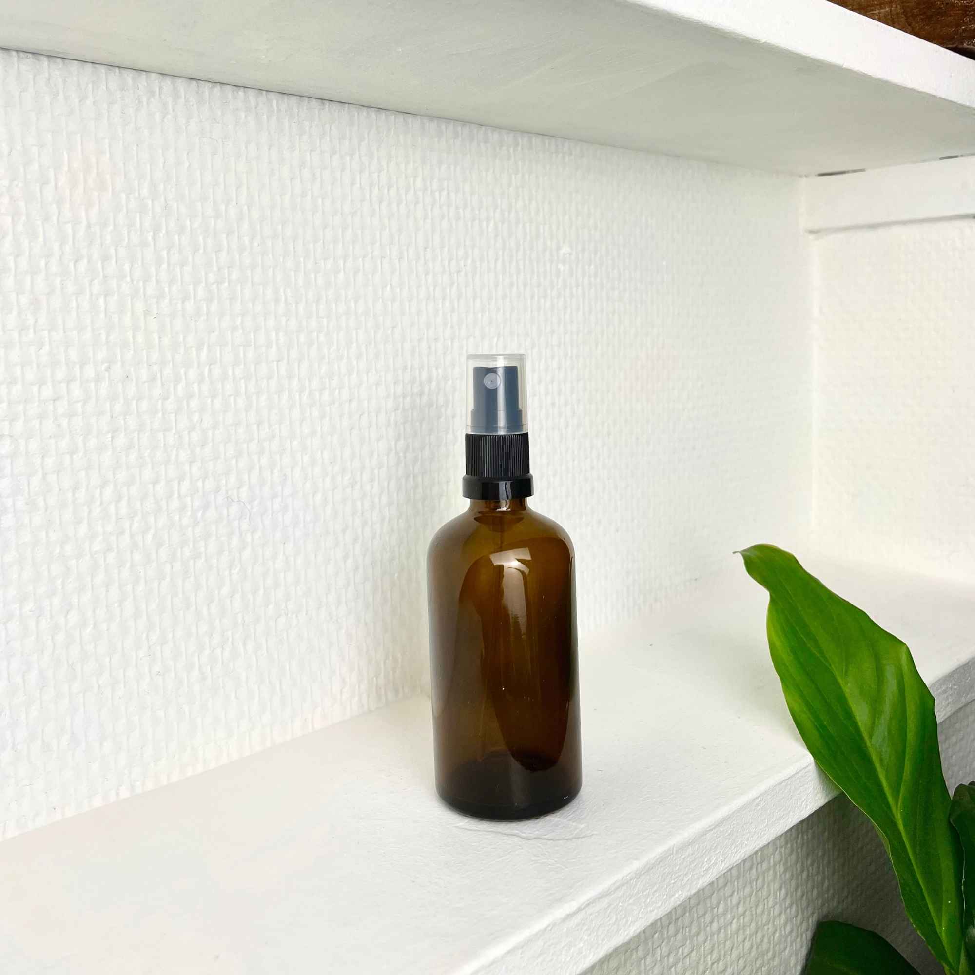 Contenant en verre ambré réutilisable pour préparations maison et cosmétiques naturels.