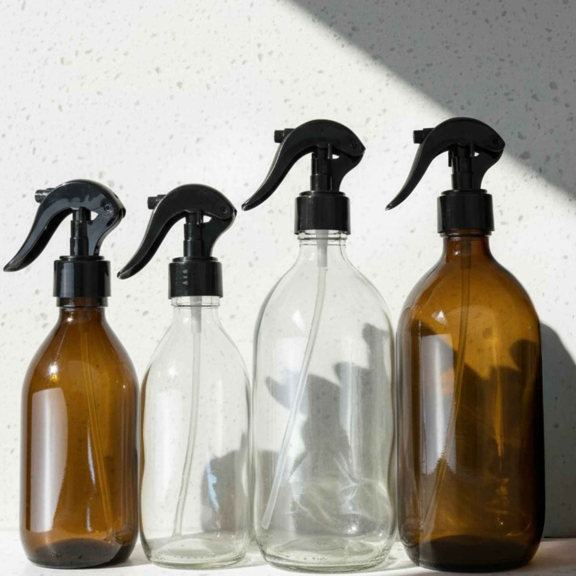 Bouteille spray en verre, idéale pour les préparations ménagères naturelles.