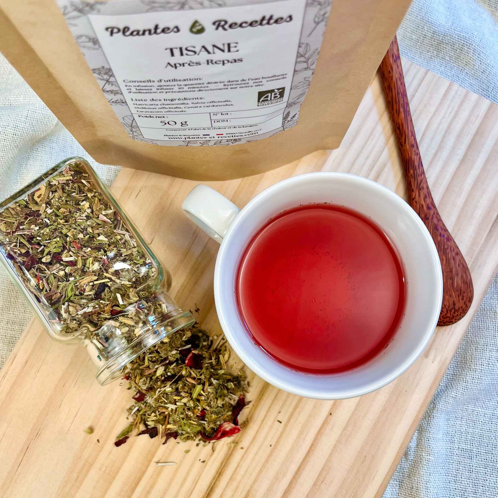 Tisane Après-Repas – mélange de plantes, sachet et infusion visibles. Produit naturel proposé par Plantes et Recettes.