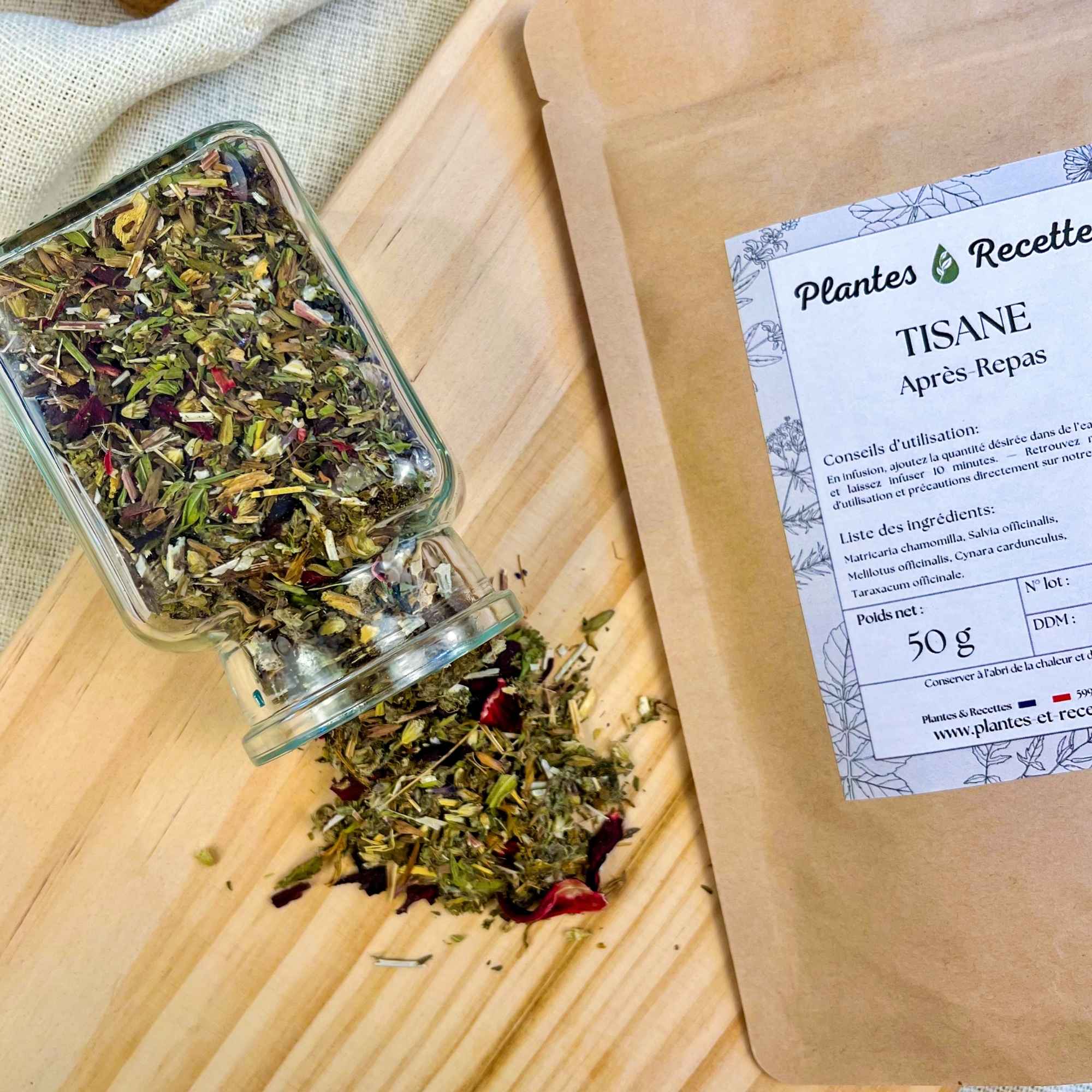 Tisane Après-Repas – focus sur le mélange de plantes avec le paquet en arrière-plan. Plantes et Recettes.
