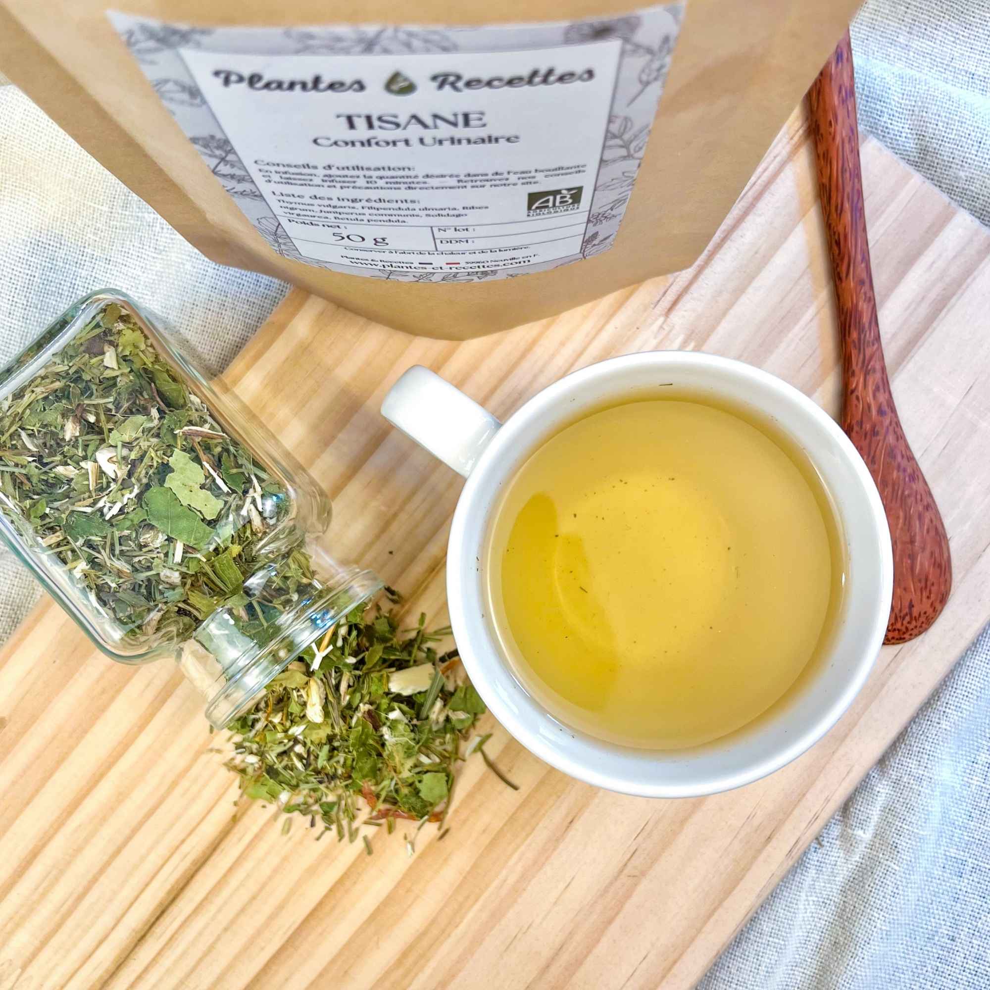 Tisane Confort Urinaire – mélange de plantes, sachet et infusion visibles. Produit naturel proposé par Plantes et Recettes.