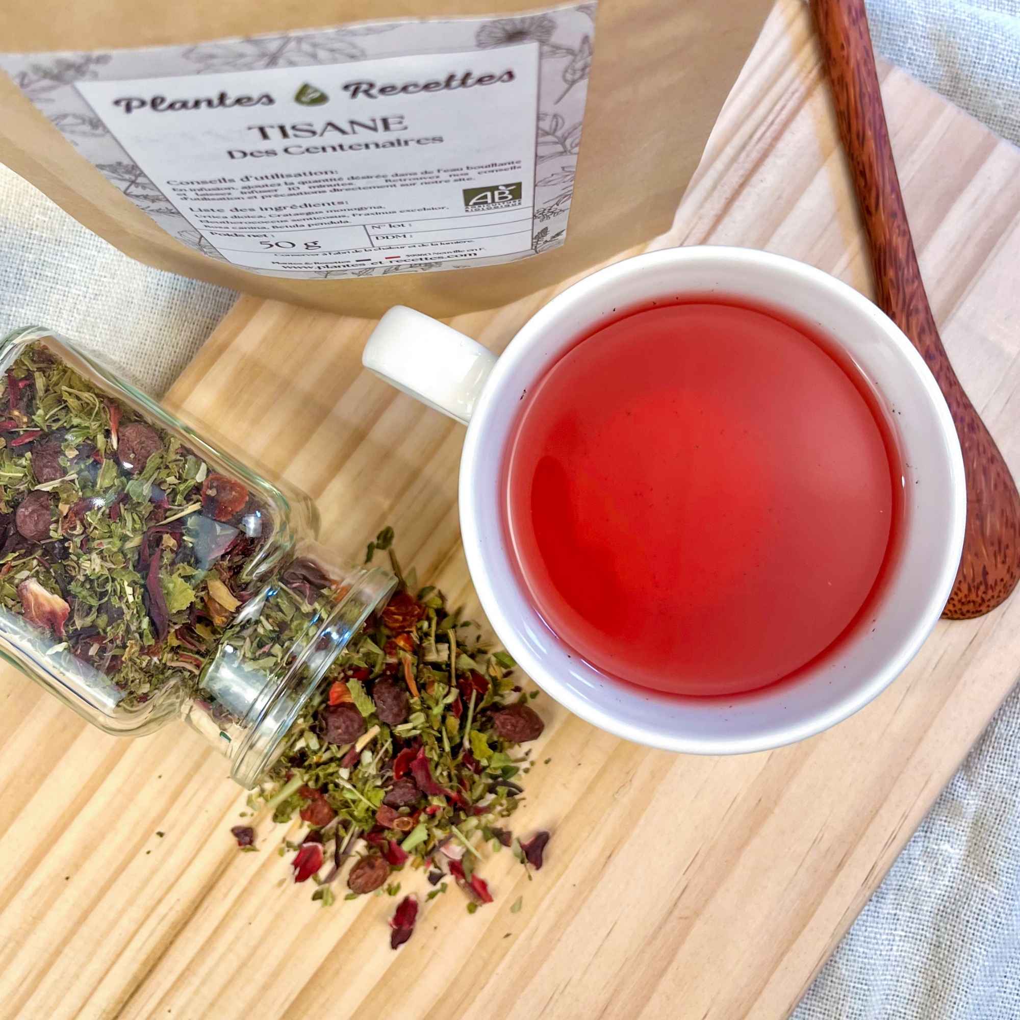 Tisane Des Centenaires – mélange de plantes, sachet et infusion visibles. Produit naturel proposé par Plantes et Recettes.