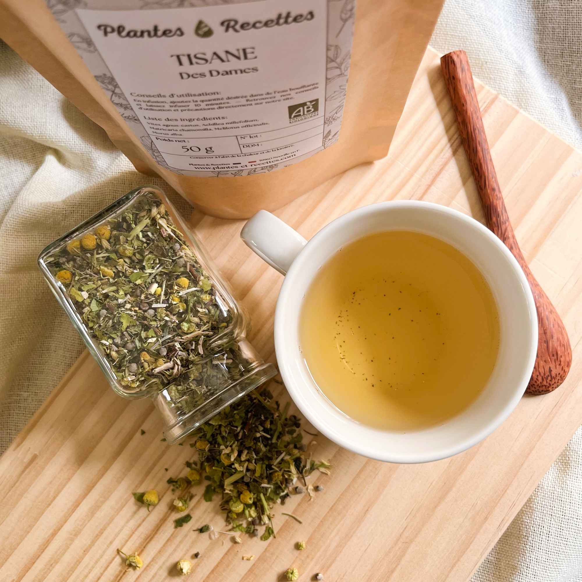 Tisane Des Dames – mélange de plantes, sachet et infusion visibles. Produit naturel proposé par Plantes et Recettes.
